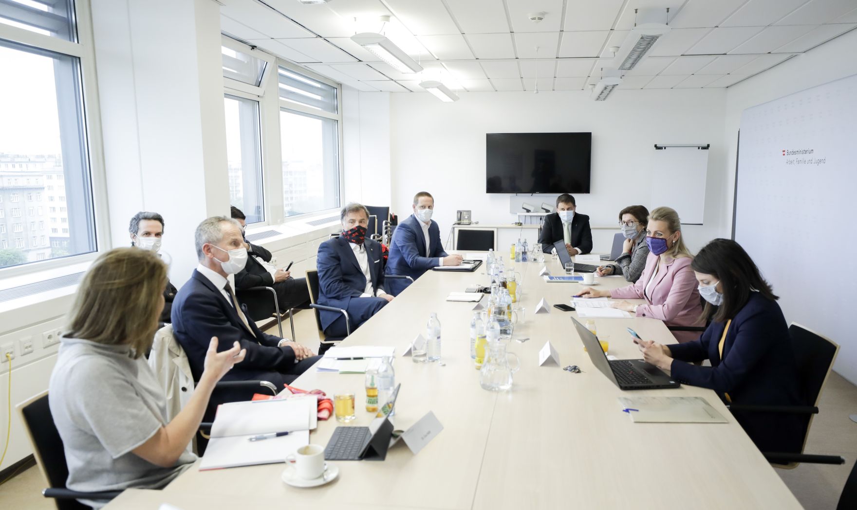 Am 15. Mai 2020 empfing Bundesministerin Christine Aschbacher Arbeitsmedizinerinnen und Mediziner zu einer Gespr&auml;chsrunde.