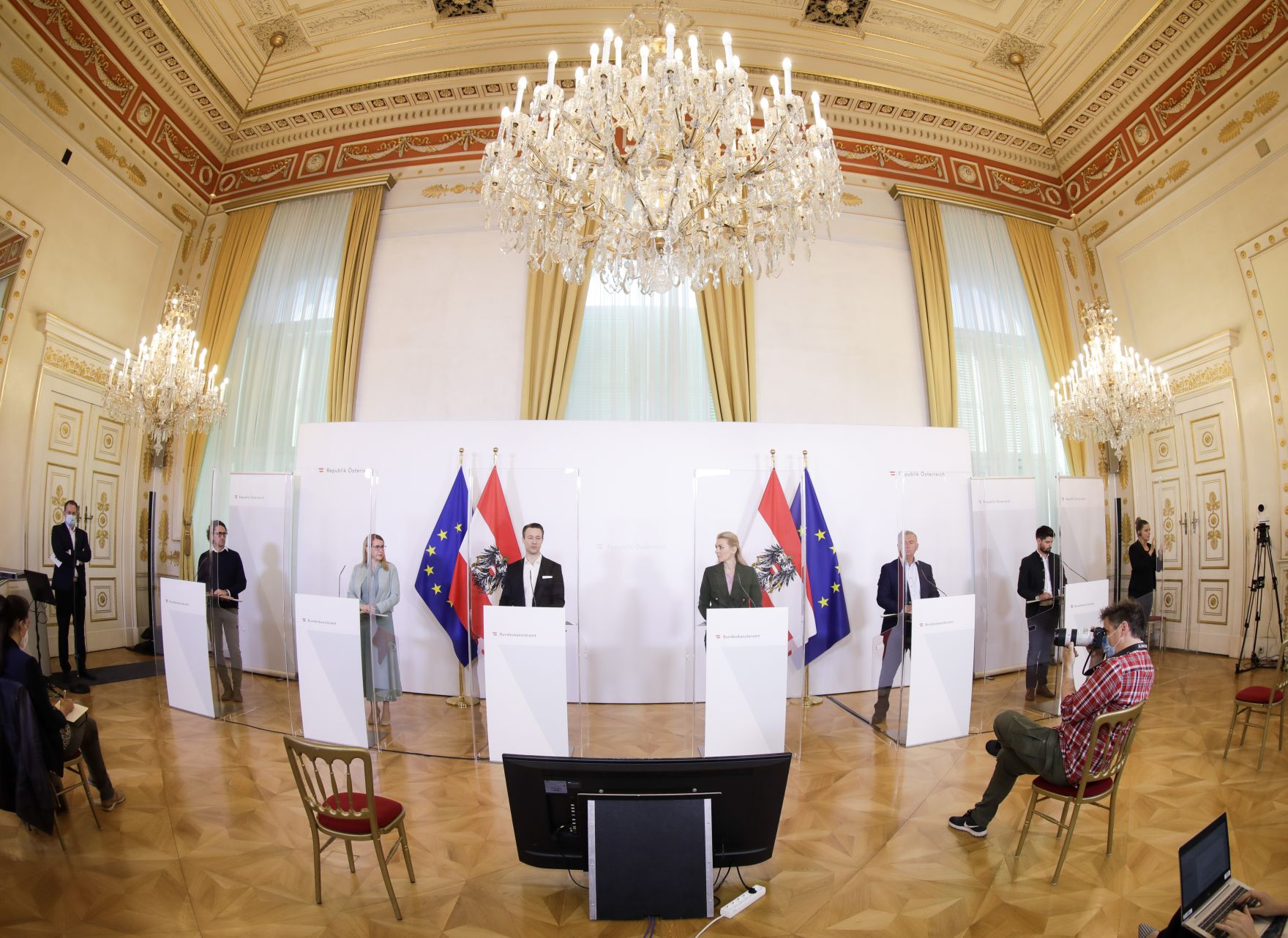 Am 19. Mai 2020 fand ein Pressestatement zu den Ma&szlig;nahmen gegen die Krise im Bundeskanzleramt statt. Im Bild Arbeitsministerin Christine Aschbacher (m.r.), Finanzminister Gernot Bl&uuml;mel (m.l.) und Wirtschaftsministerin Margarete Schramb&ouml;ck (2.v.l.).