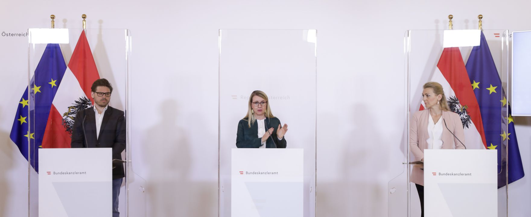 Am 26. Mai 2020 fand ein Pressestatement zu den Ma&szlig;nahmen gegen die Krise im Bundeskanzleramt statt. Im Bild Arbeitsministerin Christine Aschbacher (r.), Wirtschaftsministerin Margarete Schramb&ouml;ck (m.) und Julian Breitenecker CFO und Co-Founder der Firma Schoolfox (l.).