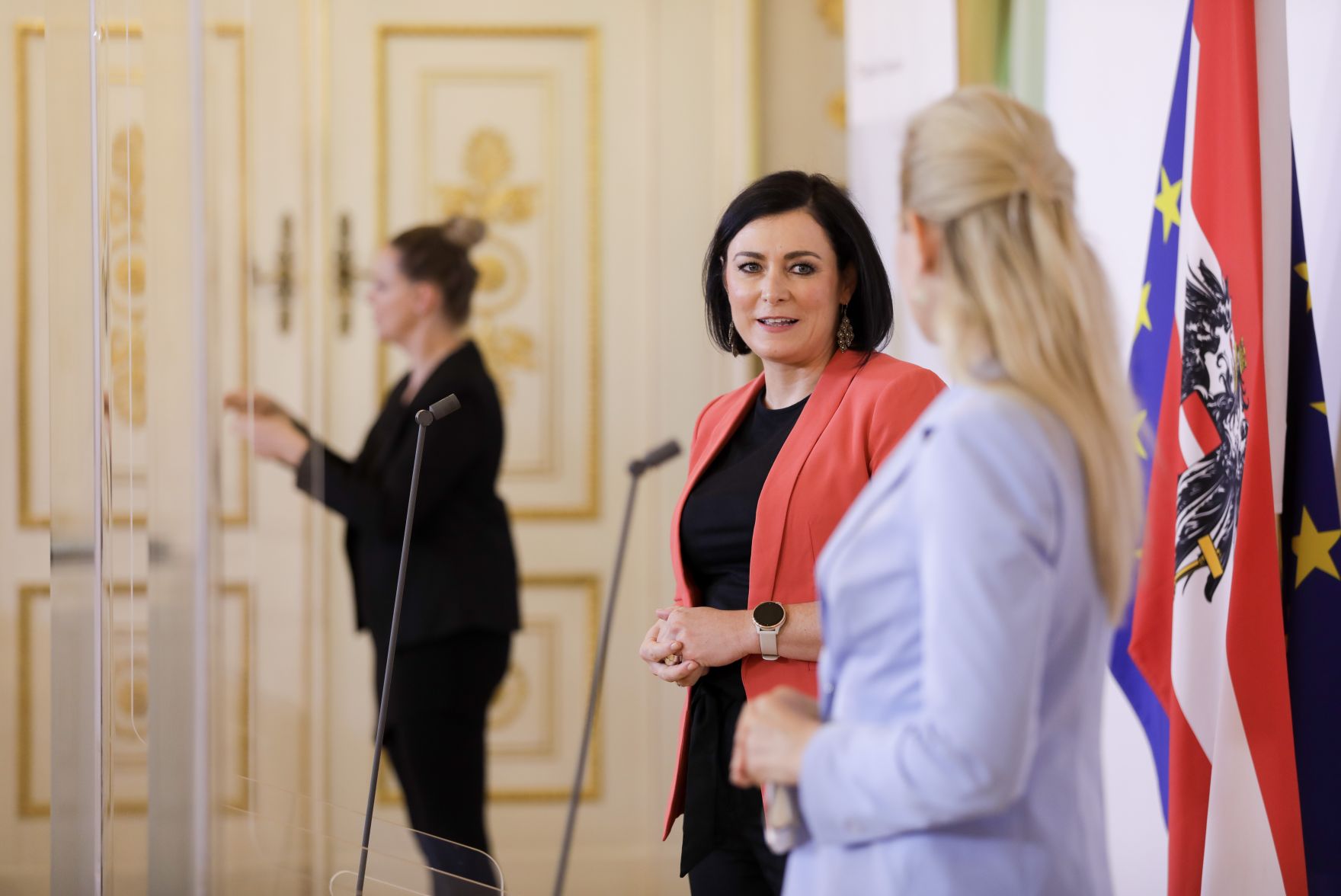 Arbeitsministerin Christine Aschbacher (r.) und Tourismusministerin Elisabeth K&ouml;stinger (l.) beim Doorstep vor dem Ministerrat am 27. Mai 2020.