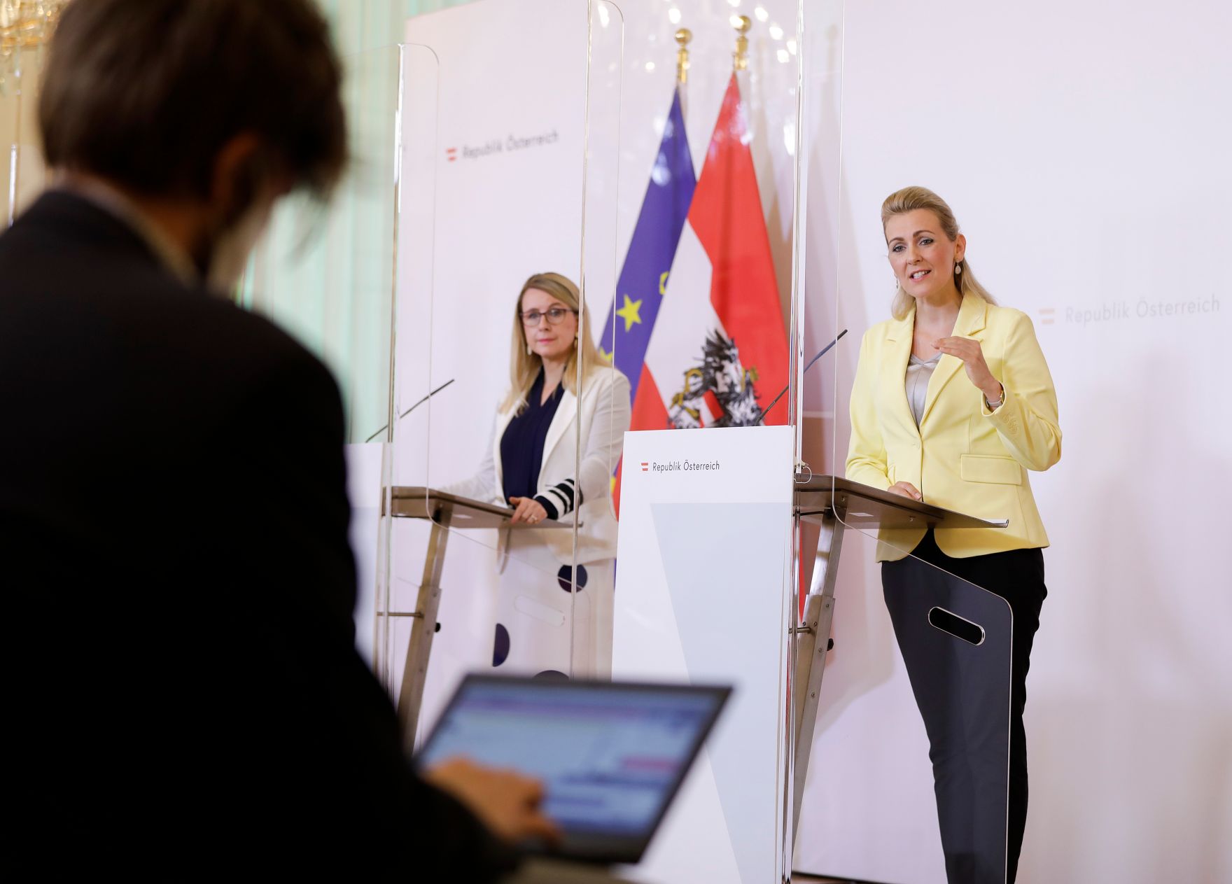 Am 2. Juni 2020 fand ein Pressestatement zu den Ma&szlig;nahmen gegen die Krise im Bundeskanzleramt statt. Im Bild Wirtschaftsministerin Margarete Schramb&ouml;ck (l.) und Arbeitsministerin Christine Aschbacher (r.).