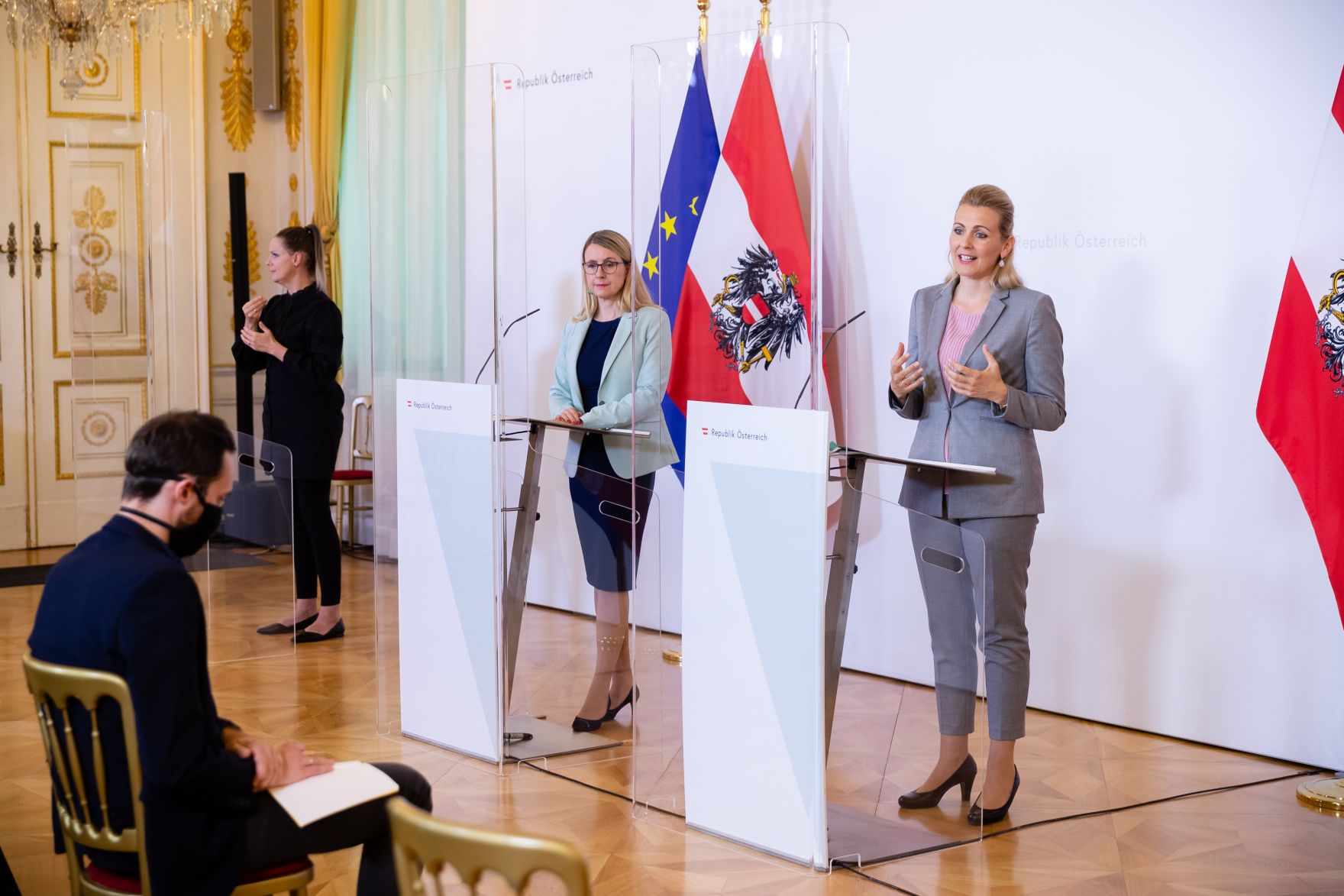 Am 9. Juni 2020 fand ein Pressestatement zu den Ma&szlig;nahmen gegen die Krise im Bundeskanzleramt statt. Im Bild Wirtschaftsministerin Margarete Schramb&ouml;ck (l.) und Arbeitsministerin Christine Aschbacher (r.).
