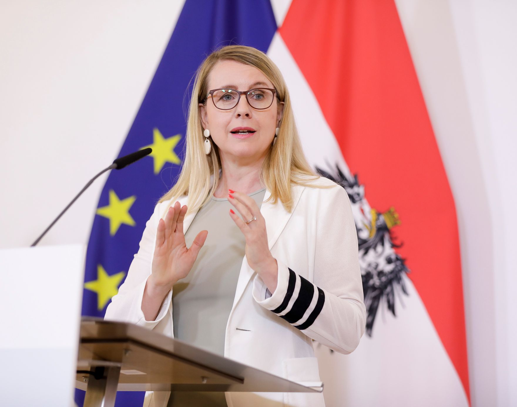 Am 23. Juni 2020 fand ein Pressestatement zu den Ma&szlig;nahmen gegen die Krise im Bundeskanzleramt statt. Im Bild Wirtschaftsministerin Margarete Schramb&ouml;ck.