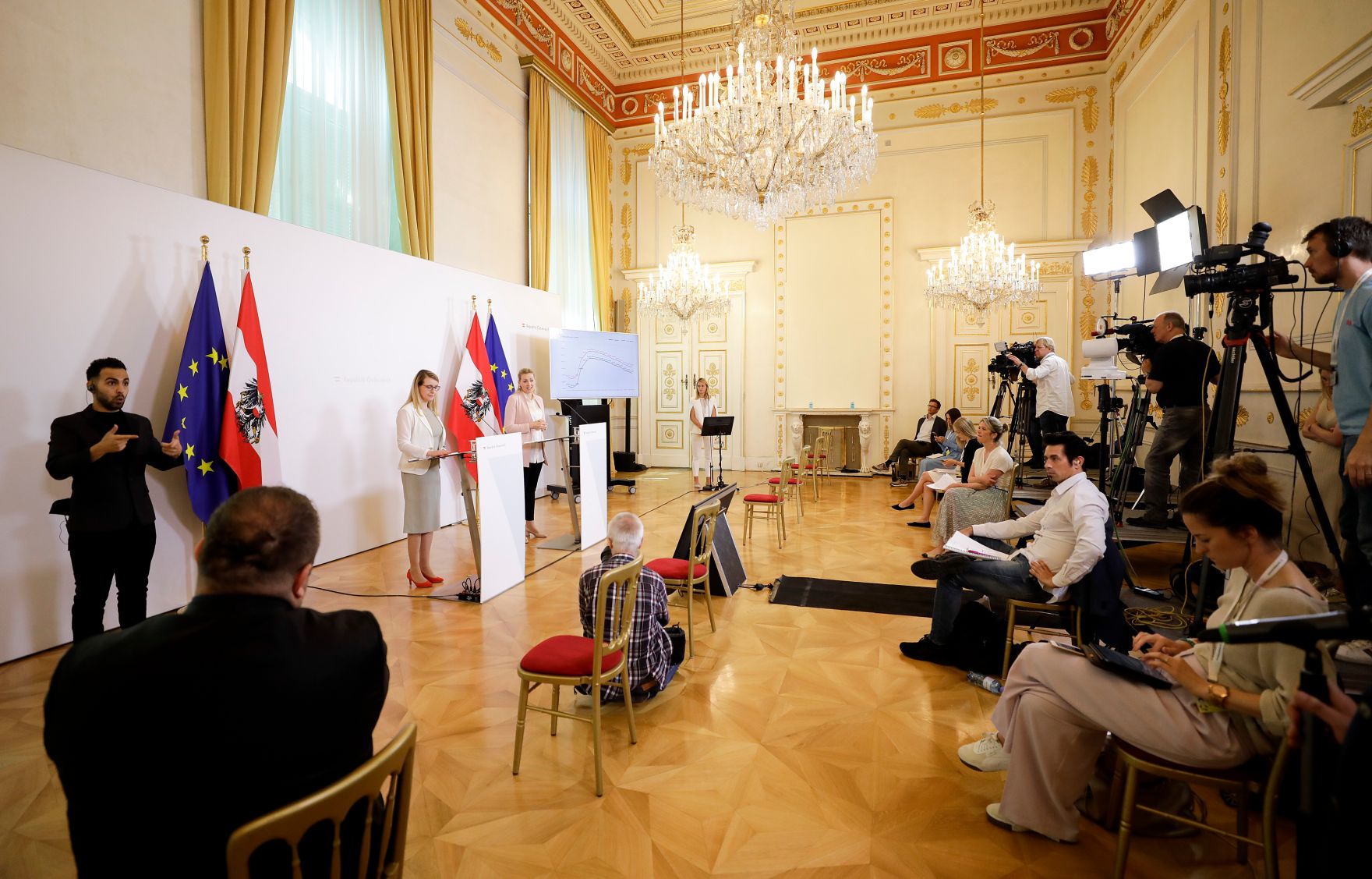 Am 23. Juni 2020 fand ein Pressestatement zu den Ma&szlig;nahmen gegen die Krise im Bundeskanzleramt statt. Im Bild Wirtschaftsministerin Margarete Schramb&ouml;ck und Arbeitsministerin Christine Aschbacher.