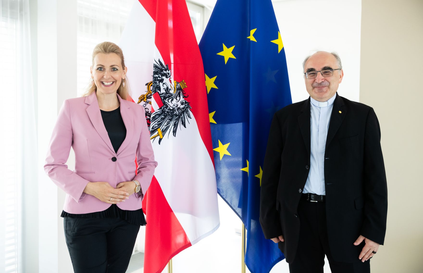 Am 30. Juni 2020 empfing Bundesministerin Christine Aschbacher (l.) den Bischof der Di&ouml;zese Graz-Seckau Wilhelm Krautwaschl (r.) zu einem Arbeitsgespr&auml;ch.