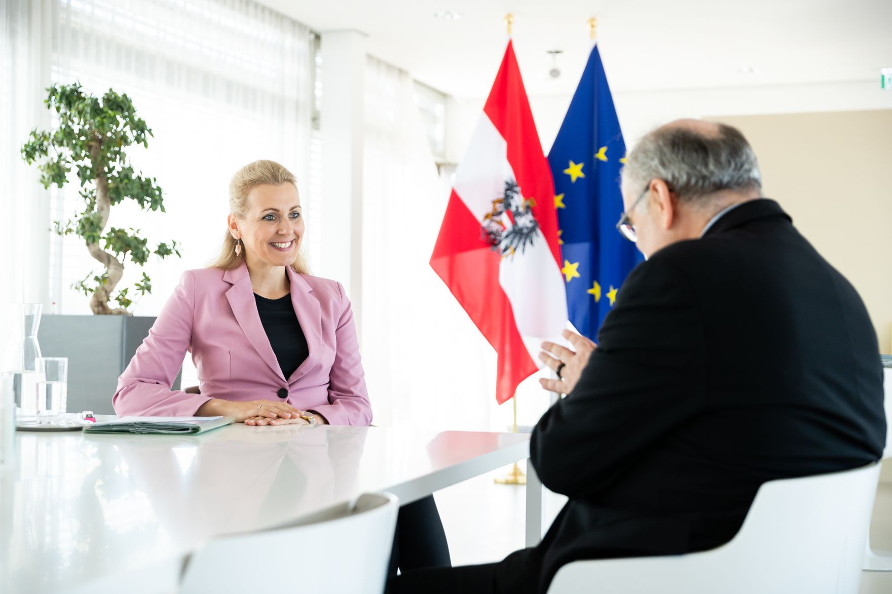 Am 30. Juni 2020 empfing Bundesministerin Christine Aschbacher (l.) den Bischof der Di&ouml;zese Graz-Seckau Wilhelm Krautwaschl (r.) zu einem Arbeitsgespr&auml;ch.