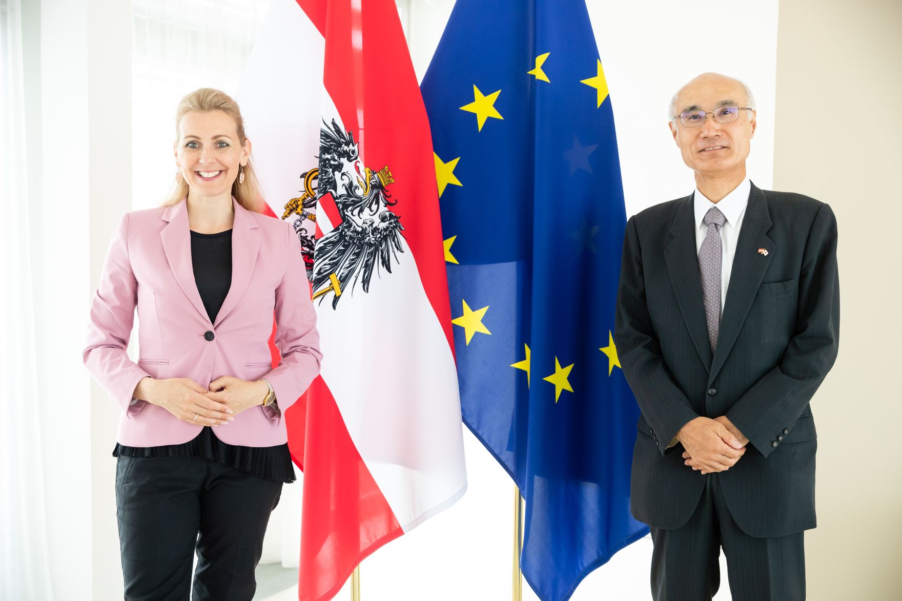 Am 30. Juni 2020 empfing Bundesministerin Christine Aschbacher (l.) den japanischen Botschafter Akira Mizutani (r.) zu einem Arbeitsgespr&auml;ch.