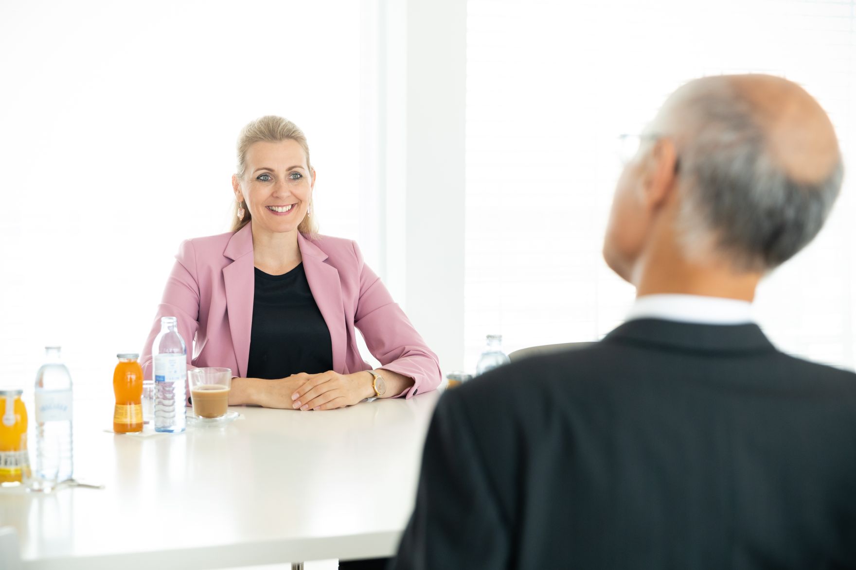 Am 30. Juni 2020 empfing Bundesministerin Christine Aschbacher (l.) den japanischen Botschafter Akira Mizutani (r.) zu einem Arbeitsgespr&auml;ch.