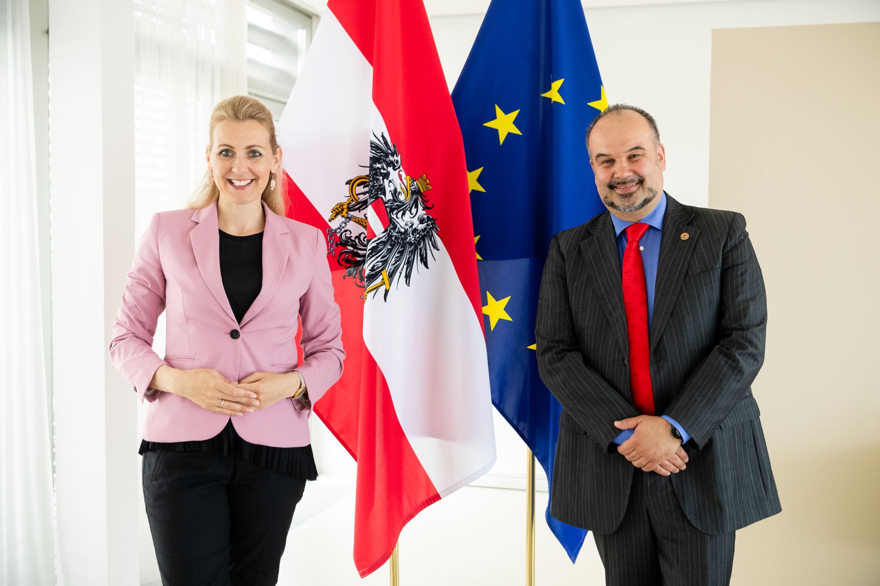 Am 30. Juni 2020 empfing Bundesministerin Christine Aschbacher (l.) den kroatischen Botschafter Daniel Glunčić (r.) zu einem Arbeitsgespr&auml;ch.