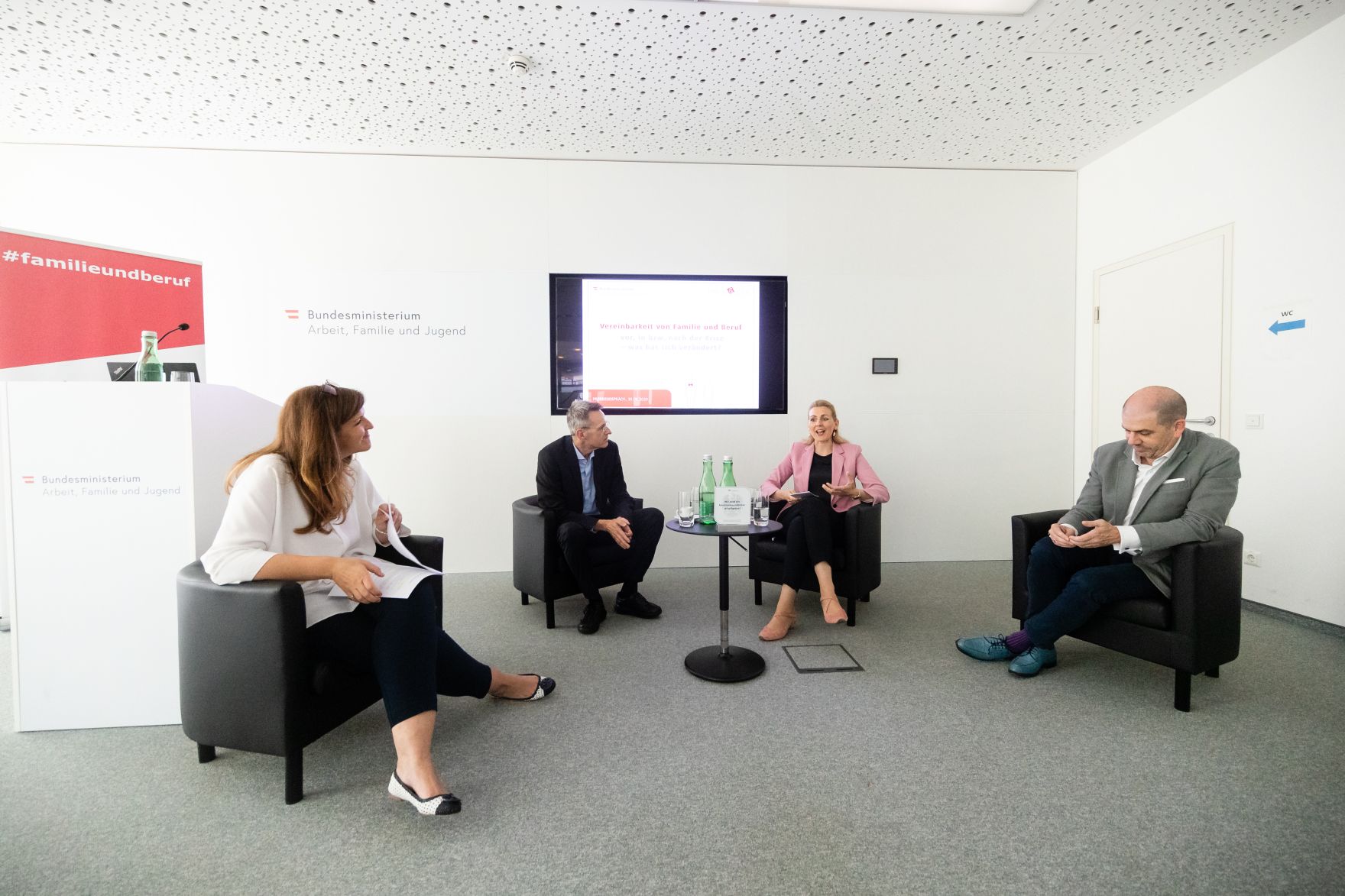 Am 30. Juni 2020 nahm Bundesministerin Christine Aschbacher (m.r.) an einem Pressegespr&auml;ch zum Thema &bdquo;Vereinbarkeit von Familie und Beruf&ldquo; teil.