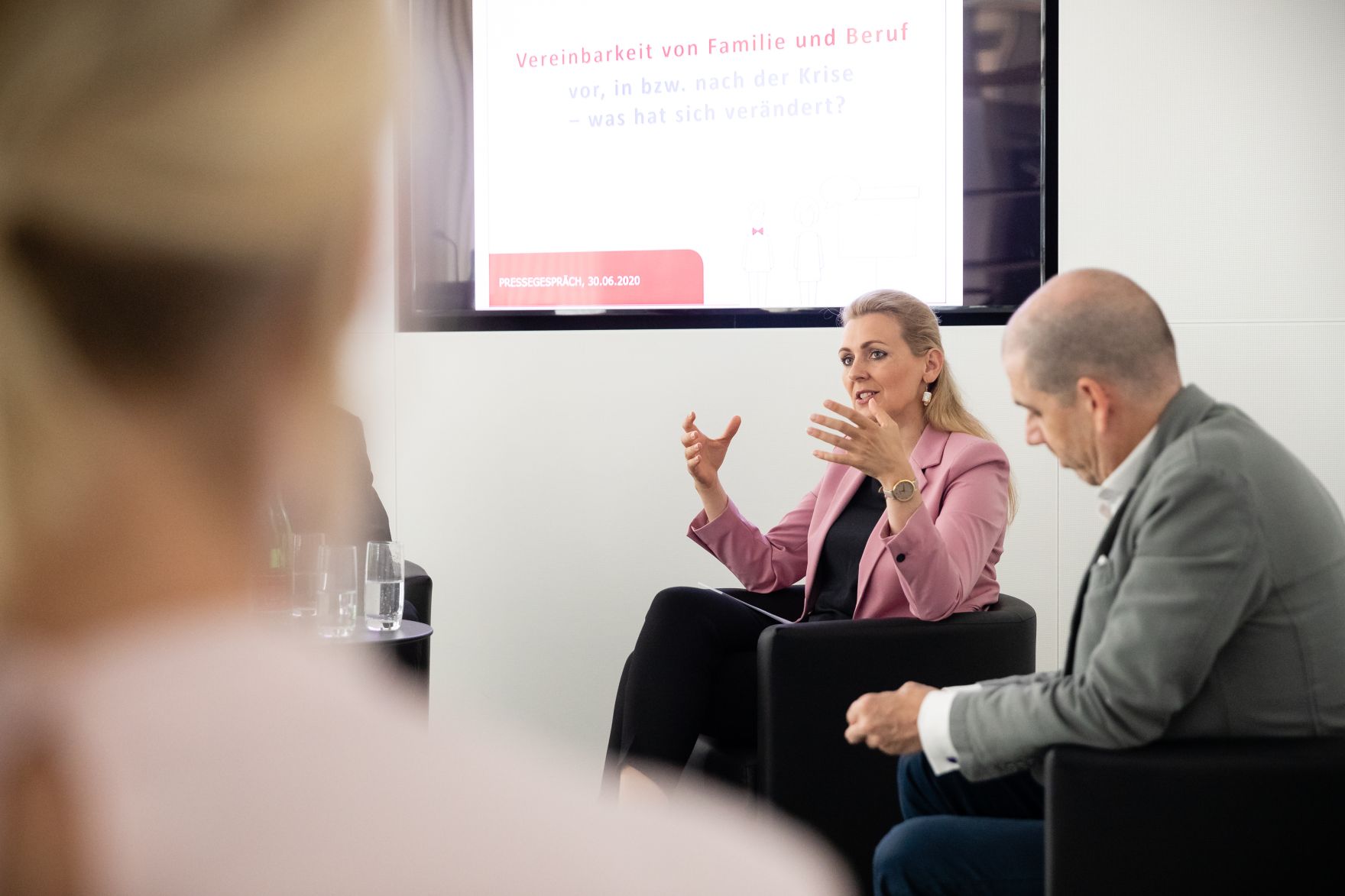 Am 30. Juni 2020 nahm Bundesministerin Christine Aschbacher (m.) an einem Pressegespr&auml;ch zum Thema &bdquo;Vereinbarkeit von Familie und Beruf&ldquo; teil.