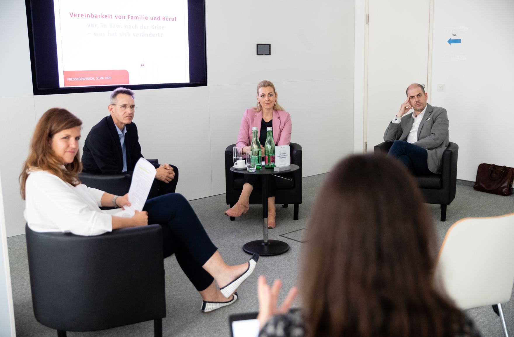 Am 30. Juni 2020 nahm Bundesministerin Christine Aschbacher (m.r.) an einem Pressegespr&auml;ch zum Thema &bdquo;Vereinbarkeit von Familie und Beruf&ldquo; teil.