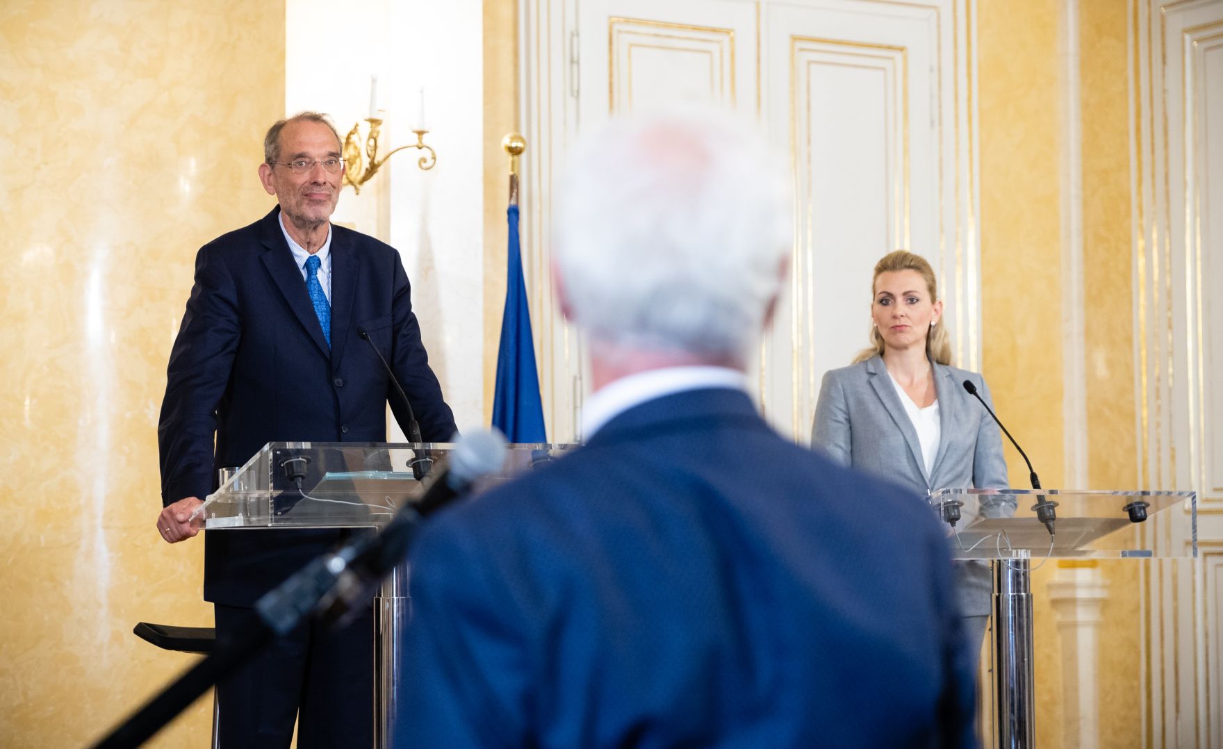 Am 3. Juli 2020 fand eine Pressekonferenz zu dem neuen F&ouml;rdermodell, das mehr administratives Personal an den Schulen erm&ouml;glicht, statt. Im Bild Arbeitsministerin Christine Aschbacher (r.) und Bildungsminister Heinz Fa&szlig;mann (l.).
