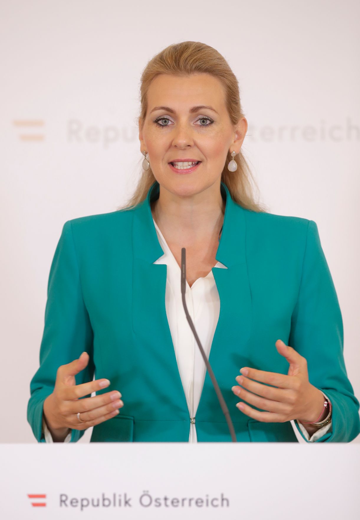 Am 7. Juli 2020 gab Bundesministerin Christine Aschbacher (im Bild) im Bundeskanzleramt ein Pressestatement zu den Ma&szlig;nahmen gegen die Krise.