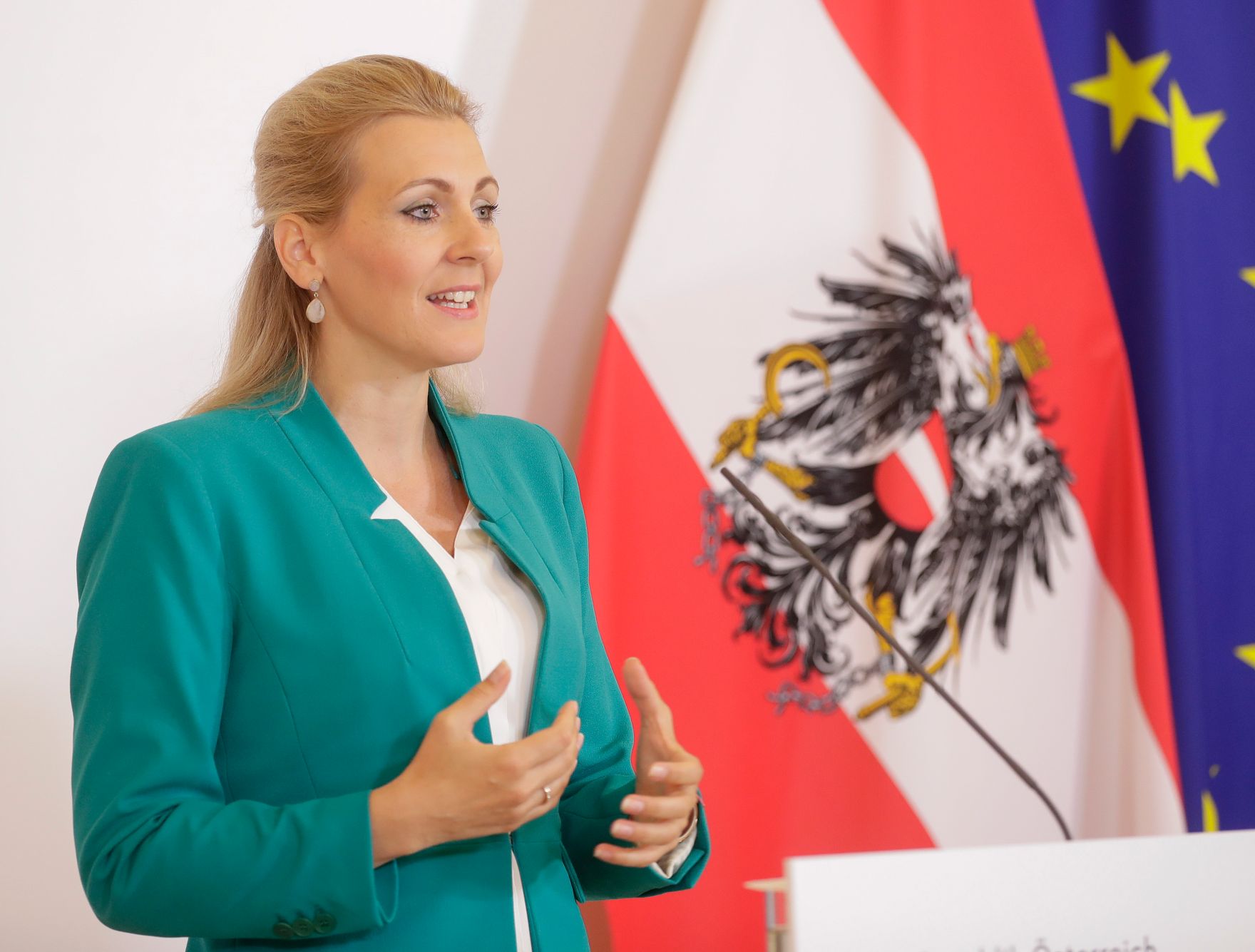 Am 7. Juli 2020 gab Bundesministerin Christine Aschbacher (im Bild) im Bundeskanzleramt ein Pressestatement zu den Ma&szlig;nahmen gegen die Krise.