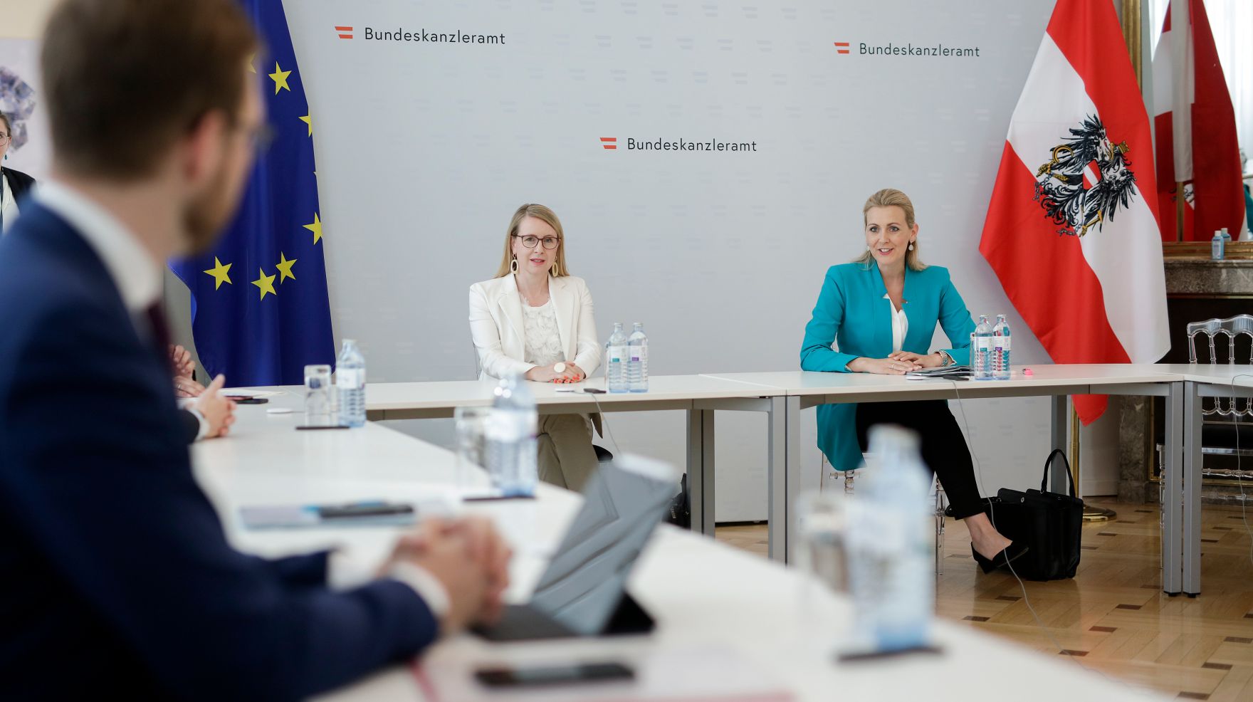 Am 7. Juli 2020 fand das Kick-Off Treffen der Taskforce f&uuml;r Jugendbesch&auml;ftigung statt. Im Bild Bundesministerin Christine Aschbacher (r.) und Bundesministerin Magarete Schramb&ouml;ck (m.) bei den Gespr&auml;chen.