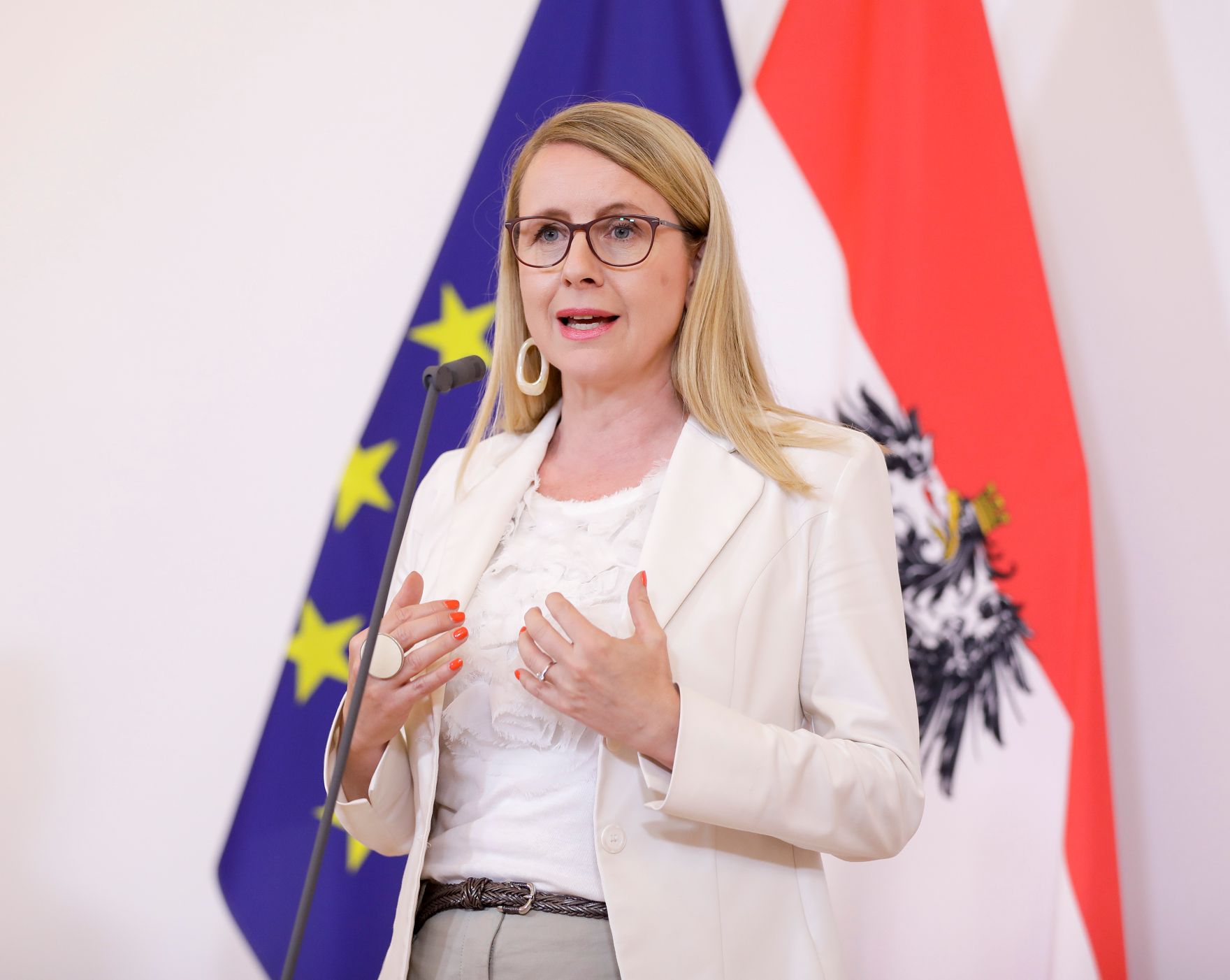 Am 7. Juli 2020 fand das Kick-Off Treffen der Taskforce f&uuml;r Jugendbesch&auml;ftigung statt. Im Bild Bundesministerin Magarete Schramb&ouml;ck beim Doorstep.