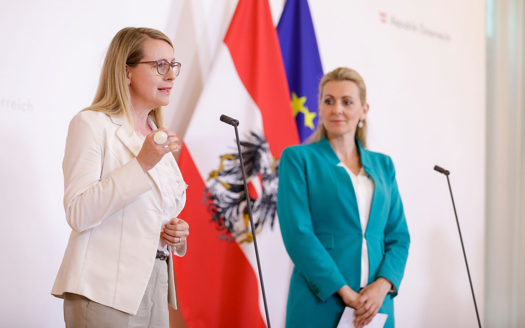 Am 7. Juli 2020 fand das Kick-Off Treffen der Taskforce f&uuml;r Jugendbesch&auml;ftigung statt. Im Bild Bundesministerin Christine Aschbacher (r.) und Bundesministerin Magarete Schramb&ouml;ck (l.) beim Doorstep.