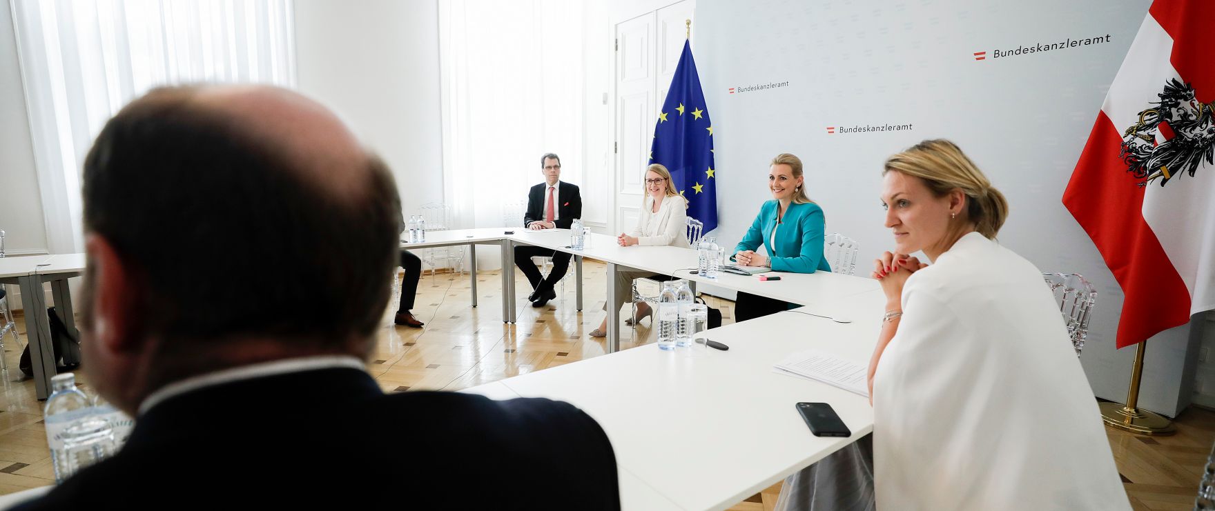 Am 7. Juli 2020 fand das Kick-Off Treffen der Taskforce f&uuml;r Jugendbesch&auml;ftigung statt. Im Bild Bundesministerin Christine Aschbacher (r.) und Bundesministerin Magarete Schramb&ouml;ck (l.) bei den Gespr&auml;chen.