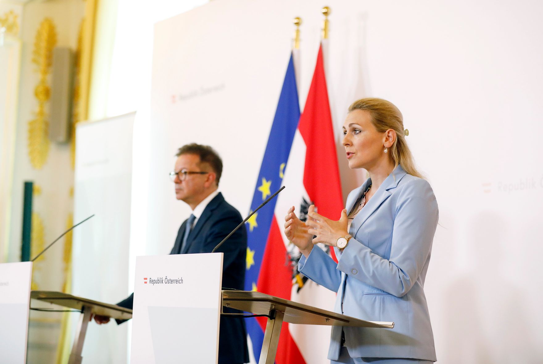 Gesundheitsminister Rudolf Anschober (l.) und Bundesministerin Christine Aschbacher (r.) beim Pressefoyer nach dem Ministerrat am 29. Juli 2020