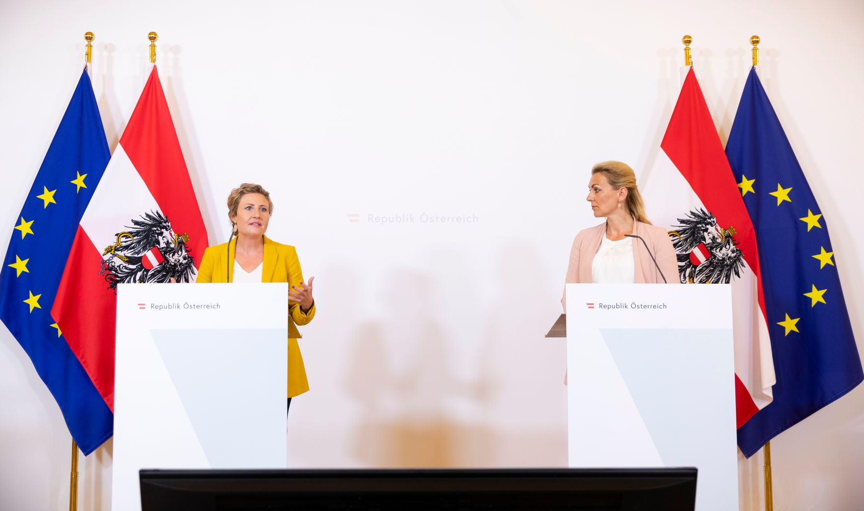 Am 11.August 2020 fand ein Pressestatement zu den Ma&szlig;nahmen gegen die Krise im Bundeskanzleramt statt. Im Bild Bundesministerin Susanne Raab (l.) und Bundesministerin Christine Aschbacher (r.).