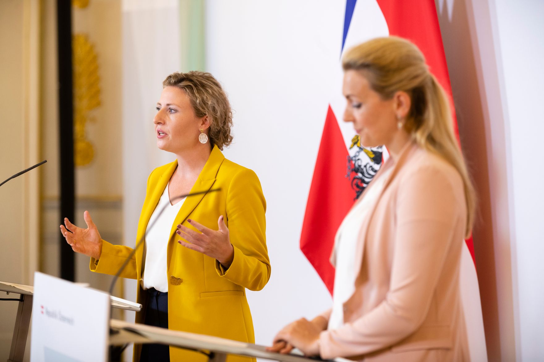 Am 11.August 2020 fand ein Pressestatement zu den Ma&szlig;nahmen gegen die Krise im Bundeskanzleramt statt. Im Bild Bundesministerin Susanne Raab (l.) und Bundesministerin Christine Aschbacher (r.).