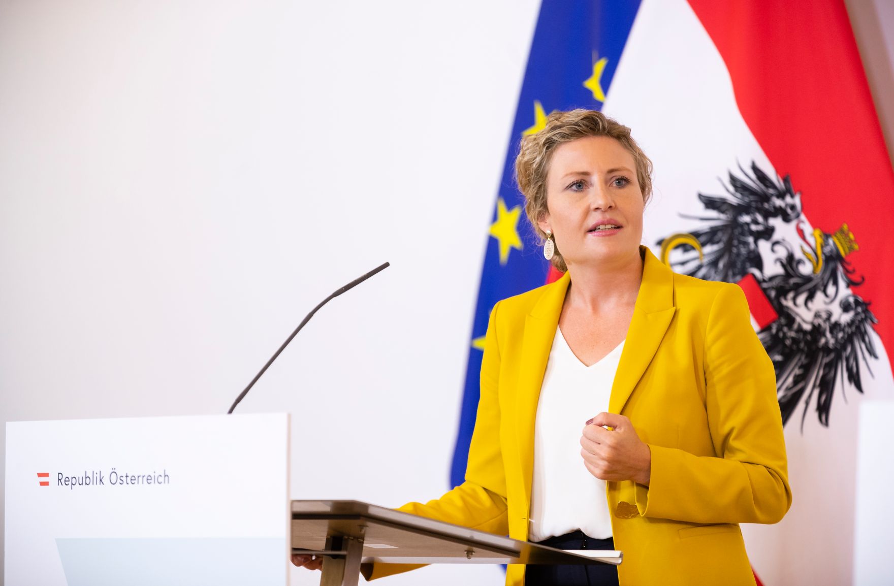 Am 11.August 2020 fand ein Pressestatement zu den Ma&szlig;nahmen gegen die Krise im Bundeskanzleramt statt. Im Bild Bundesministerin Susanne Raab.