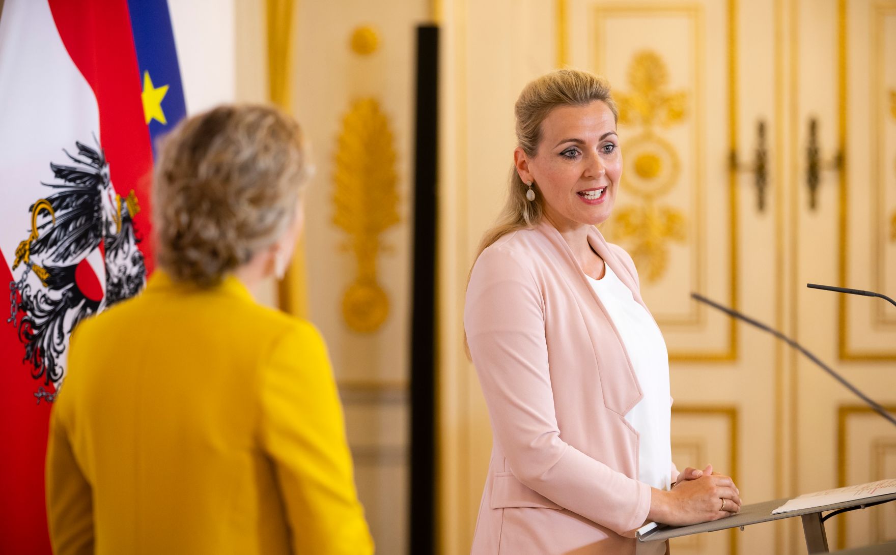 Am 11.August 2020 fand ein Pressestatement zu den Ma&szlig;nahmen gegen die Krise im Bundeskanzleramt statt. Im Bild Bundesministerin Susanne Raab (l.) und Bundesministerin Christine Aschbacher (r.).