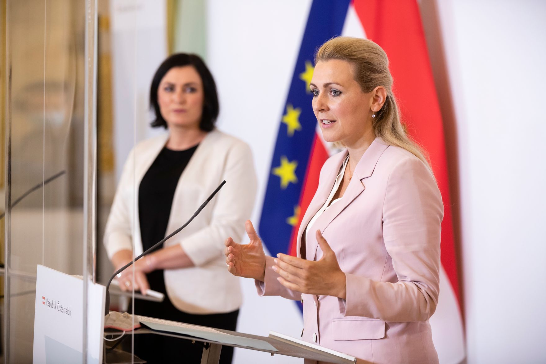 Am 22. September 2020 fand ein Pressestatement zu den Ma&szlig;nahmen gegen die Krise im Bundeskanzleramt statt. Im Bild Bundesministerin Christine Aschbacher (r.) und Bundesministerin Elisabeth K&ouml;stinger (l.).