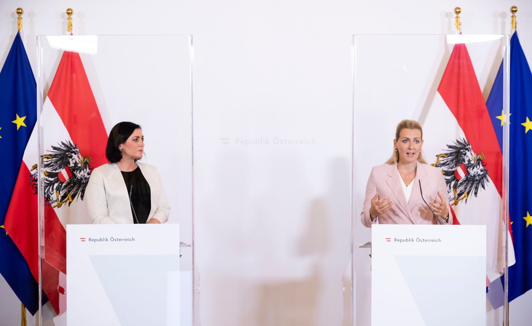 Am 22. September 2020 fand ein Pressestatement zu den Ma&szlig;nahmen gegen die Krise im Bundeskanzleramt statt. Im Bild Bundesministerin Christine Aschbacher (r.) und Bundesministerin Elisabeth K&ouml;stinger (l.).