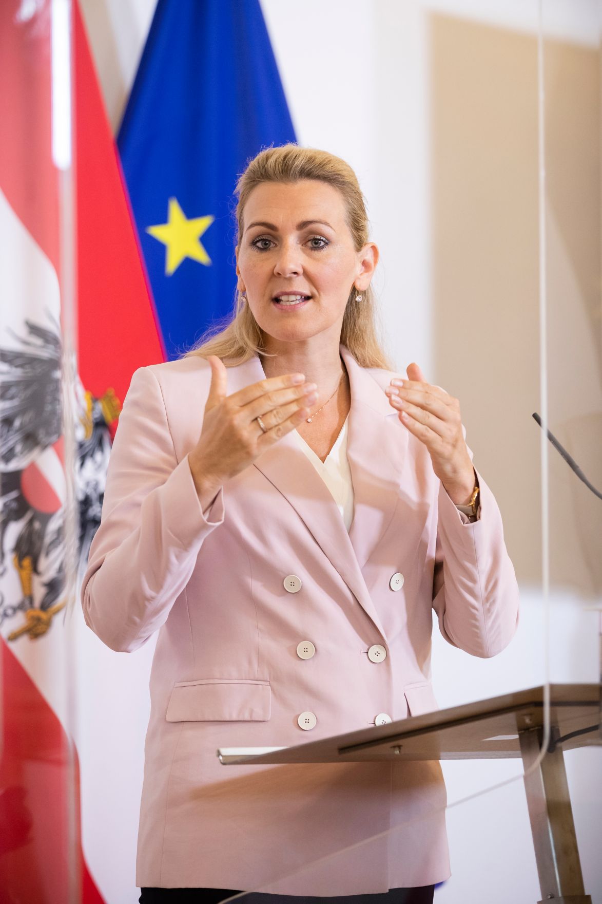 Am 22. September 2020 fand ein Pressestatement zu den Ma&szlig;nahmen gegen die Krise im Bundeskanzleramt statt. Im Bild Bundesministerin Christine Aschbacher.