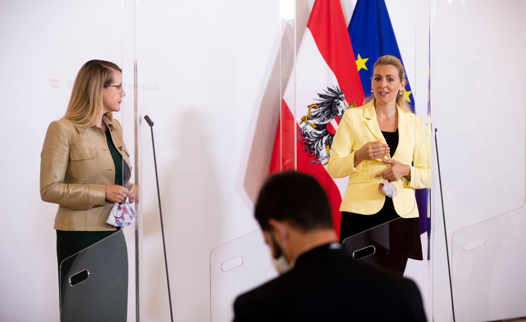 Bundesministerin Christine Aschbacher (r.) und Bundesministerin Margarete Schramb&ouml;ck (l.) Bundesministerin Leonore Gewessler (r.) und Staatssekret&auml;rin Andrea Mayer (l.) beim Doorstep vor dem Ministerrat am 23. September 2020