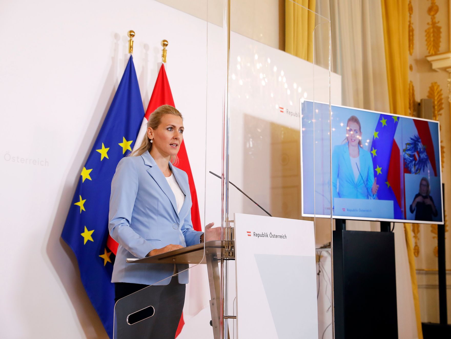 Am 29. September 2020 fand ein Pressestatement zu den Ma&szlig;nahmen gegen die Krise im Bundeskanzleramt statt. Im Bild Bundesministerin Christine Aschbacher.