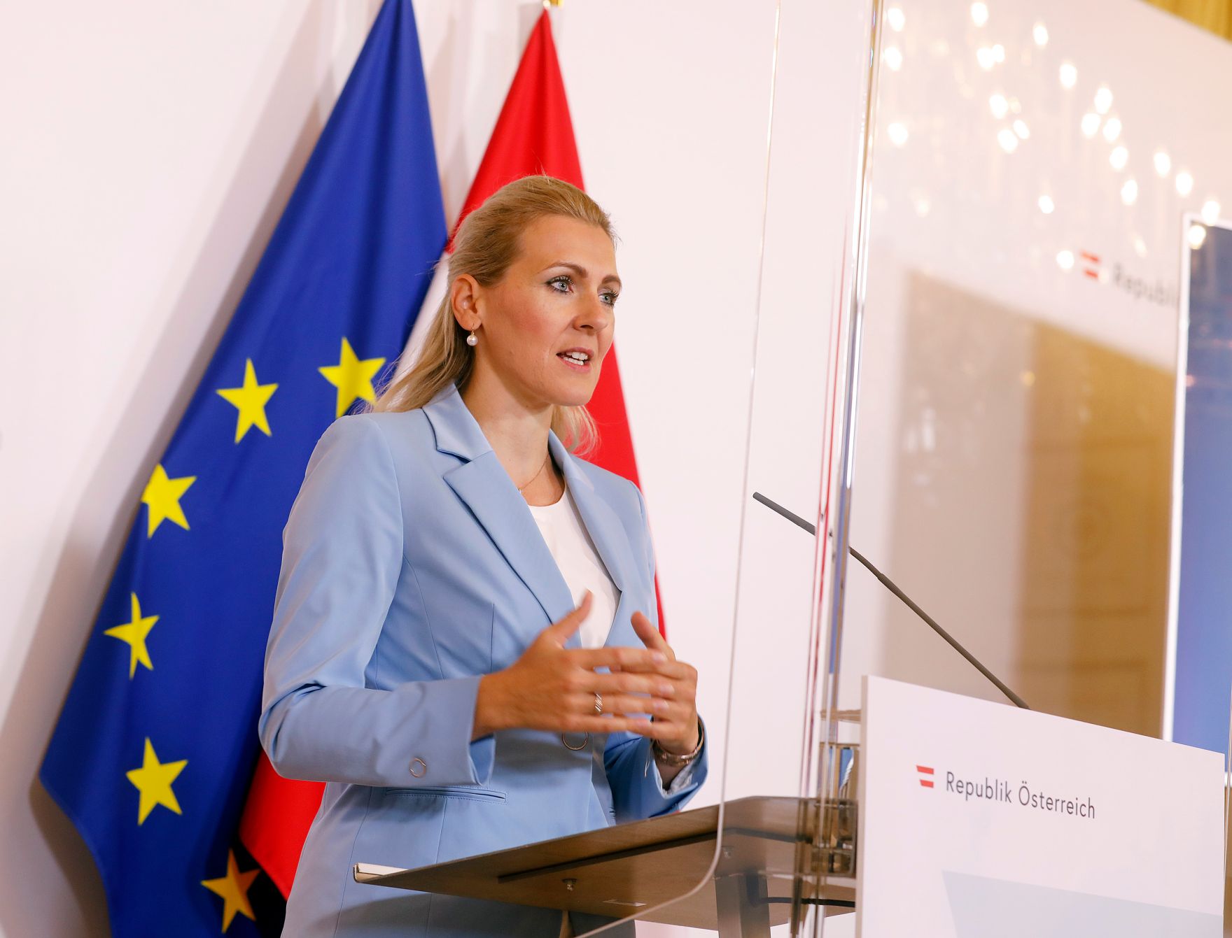 Am 29. September 2020 fand ein Pressestatement zu den Ma&szlig;nahmen gegen die Krise im Bundeskanzleramt statt. Im Bild Bundesministerin Christine Aschbacher.