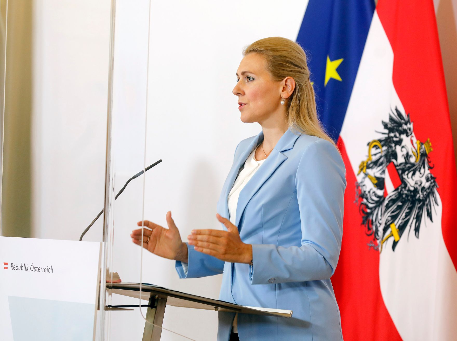 Am 29. September 2020 fand ein Pressestatement zu den Ma&szlig;nahmen gegen die Krise im Bundeskanzleramt statt. Im Bild Bundesministerin Christine Aschbacher.