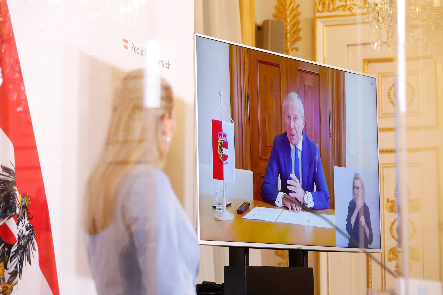 Am 29. September 2020 fand ein Pressestatement zu den Ma&szlig;nahmen gegen die Krise im Bundeskanzleramt statt. Im Bild Bundesministerin Christine Aschbacher (l.) und Landeshauptmann Wilfried Haslauer (r.).