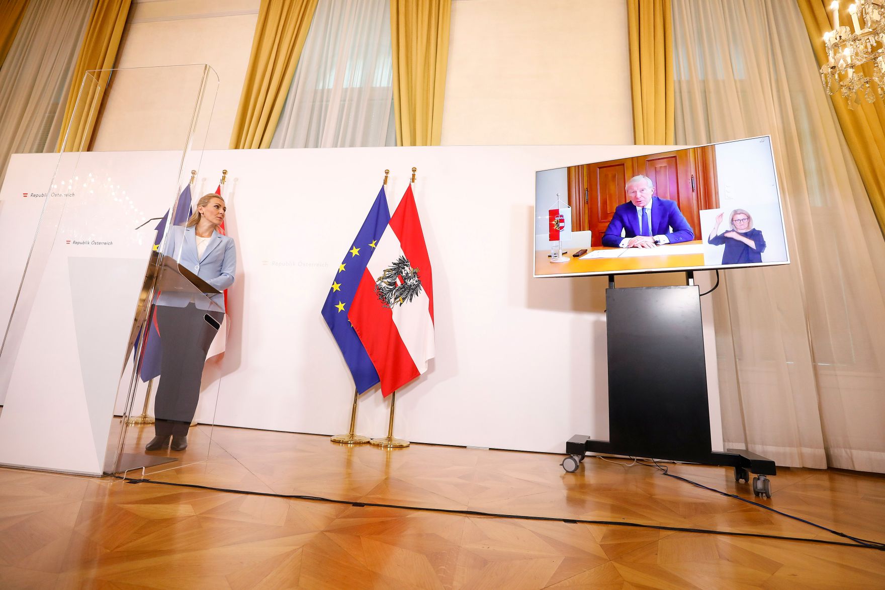 Am 29. September 2020 fand ein Pressestatement zu den Ma&szlig;nahmen gegen die Krise im Bundeskanzleramt statt. Im Bild Bundesministerin Christine Aschbacher (l.) und Landeshauptmann Wilfried Haslauer (r.).