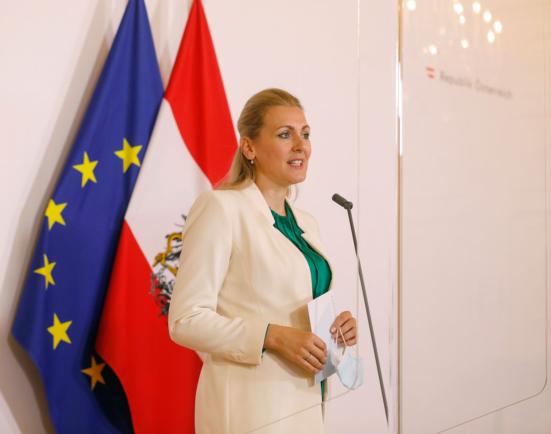 Bundesministerin Christine Aschbacher beim Doorstep vor dem Ministerrat am 30. September 2020.