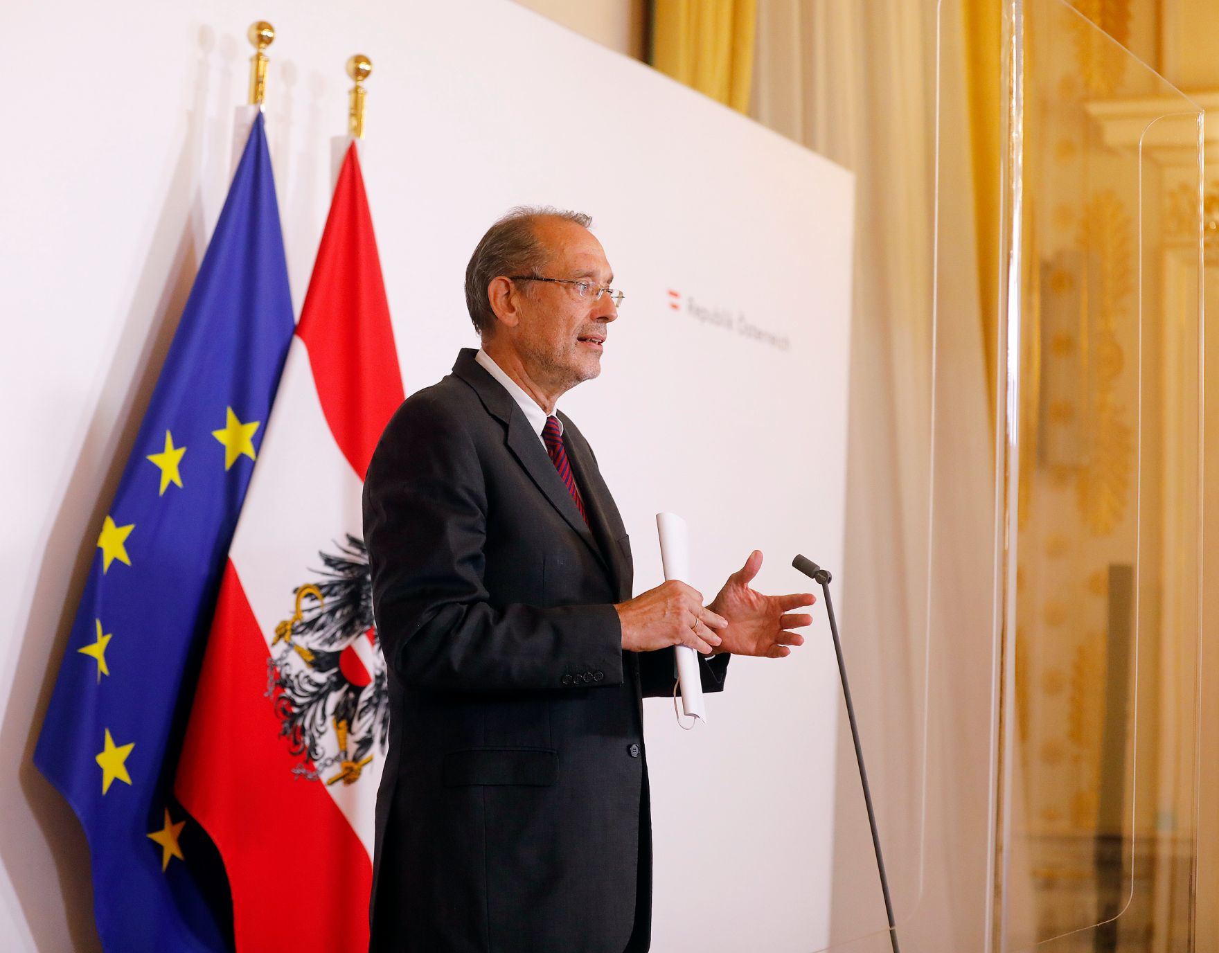 Wissenschaftsminister Heinz Fa&szlig;mann beim Doorstep vor dem Ministerrat am 30. September 2020.