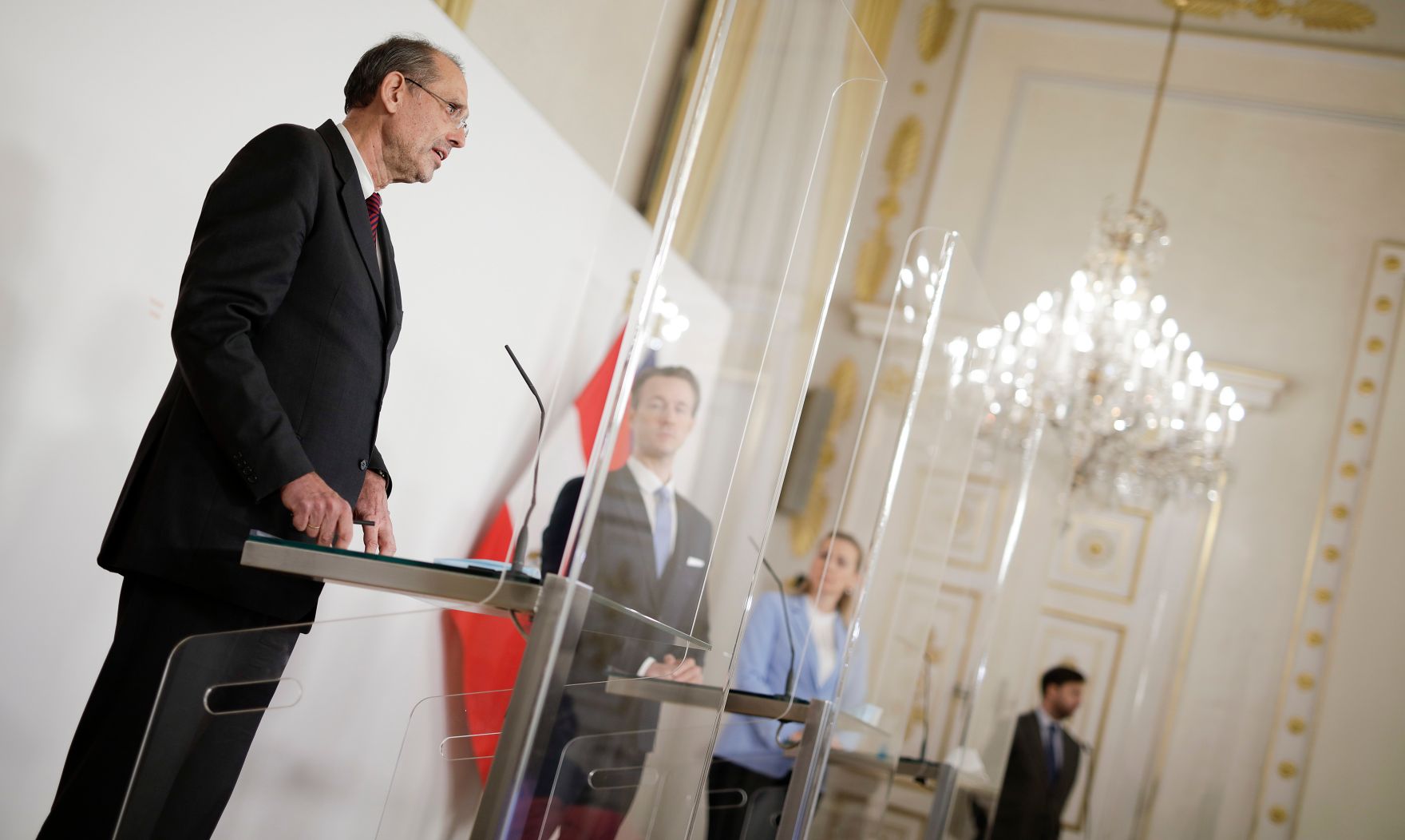 Am 14. November 2020 fand ein Pressestatement zu den Ma&szlig;nahmen gegen die Krise im Bundeskanzleramt statt. Im Bild (v.l.n.r.) Bundesminister Heinz Fa&szlig;mann, Bundesminister Gernot Bl&uuml;mel und Bundesministerin Christine Aschbacher.