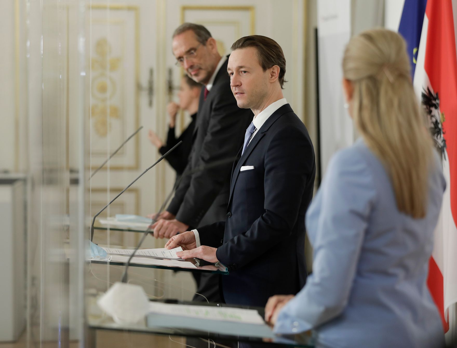 Am 14. November 2020 fand ein Pressestatement zu den Ma&szlig;nahmen gegen die Krise im Bundeskanzleramt statt. Im Bild (v.l.n.r.) Bundesminister Heinz Fa&szlig;mann, Bundesminister Gernot Bl&uuml;mel und Bundesministerin Christine Aschbacher.
