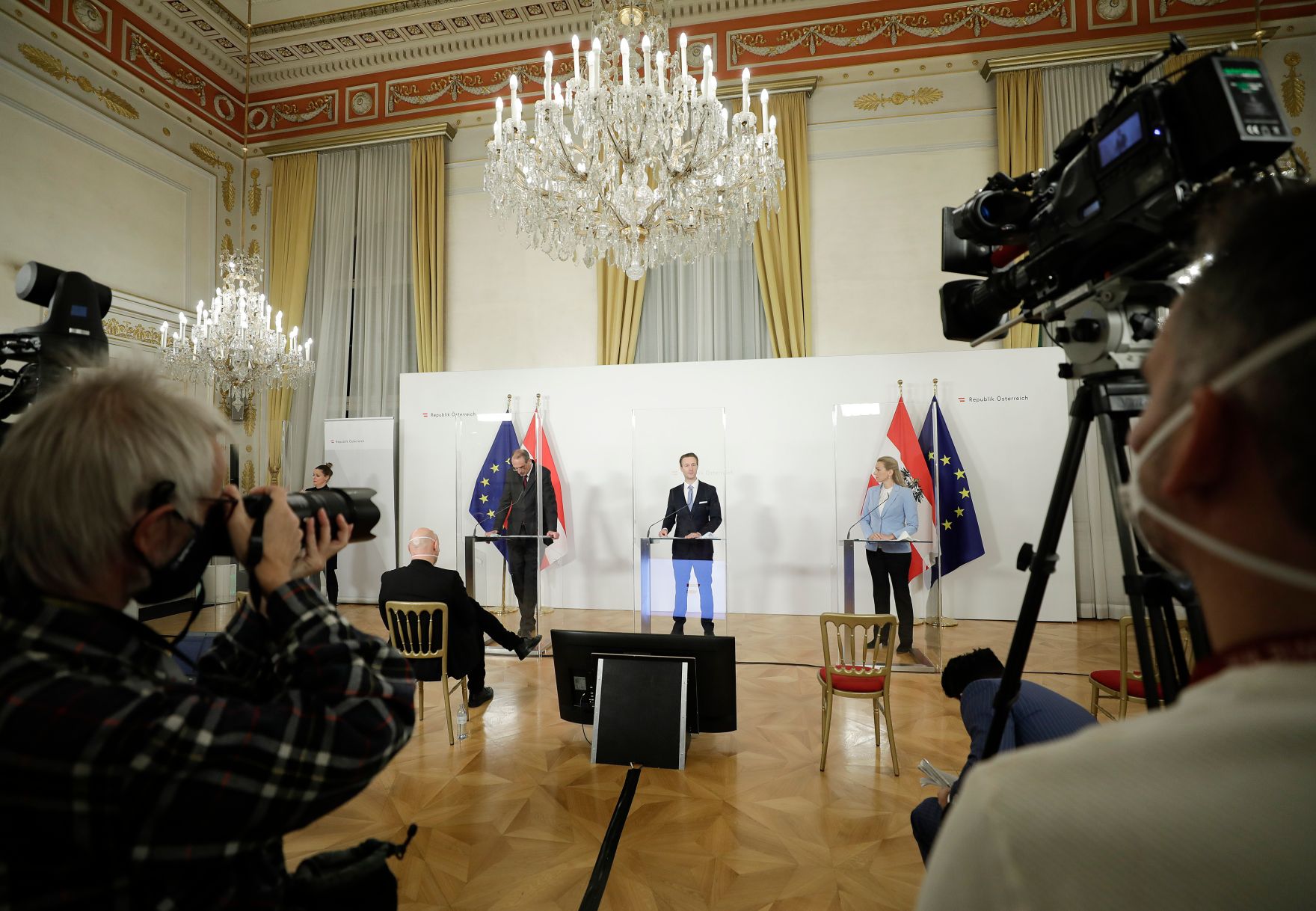 Am 14. November 2020 fand ein Pressestatement zu den Ma&szlig;nahmen gegen die Krise im Bundeskanzleramt statt. Im Bild (v.l.n.r.) Bundesminister Heinz Fa&szlig;mann, Bundesminister Gernot Bl&uuml;mel und Bundesministerin Christine Aschbacher.