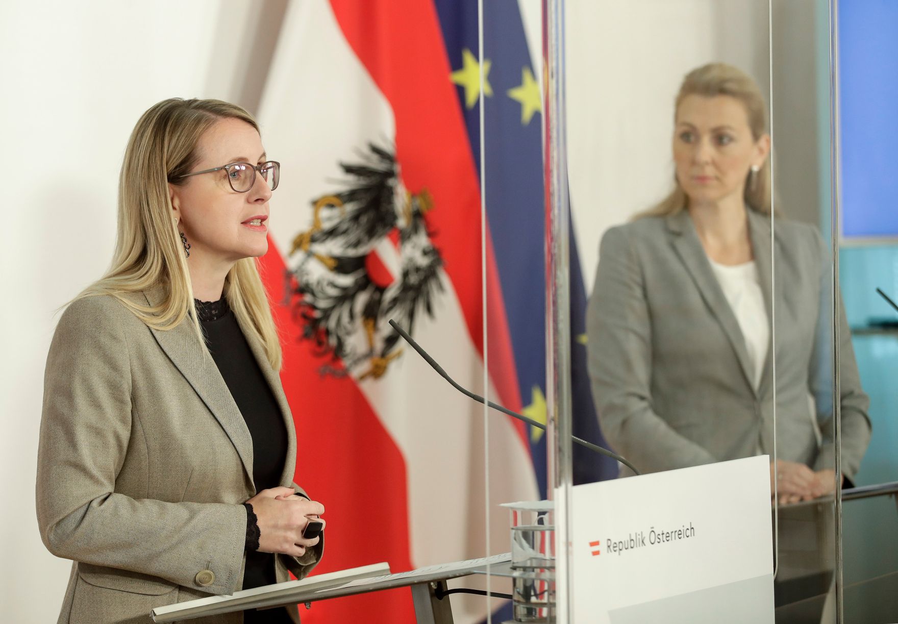Am 17. November 2020 fand ein Pressestatement zu den Ma&szlig;nahmen gegen die Krise im Bundeskanzleramt statt. Im Bild Bundesministerin Margarete Schramb&ouml;ck (l.) und Bundesministerin Christine Aschbacher (r.).