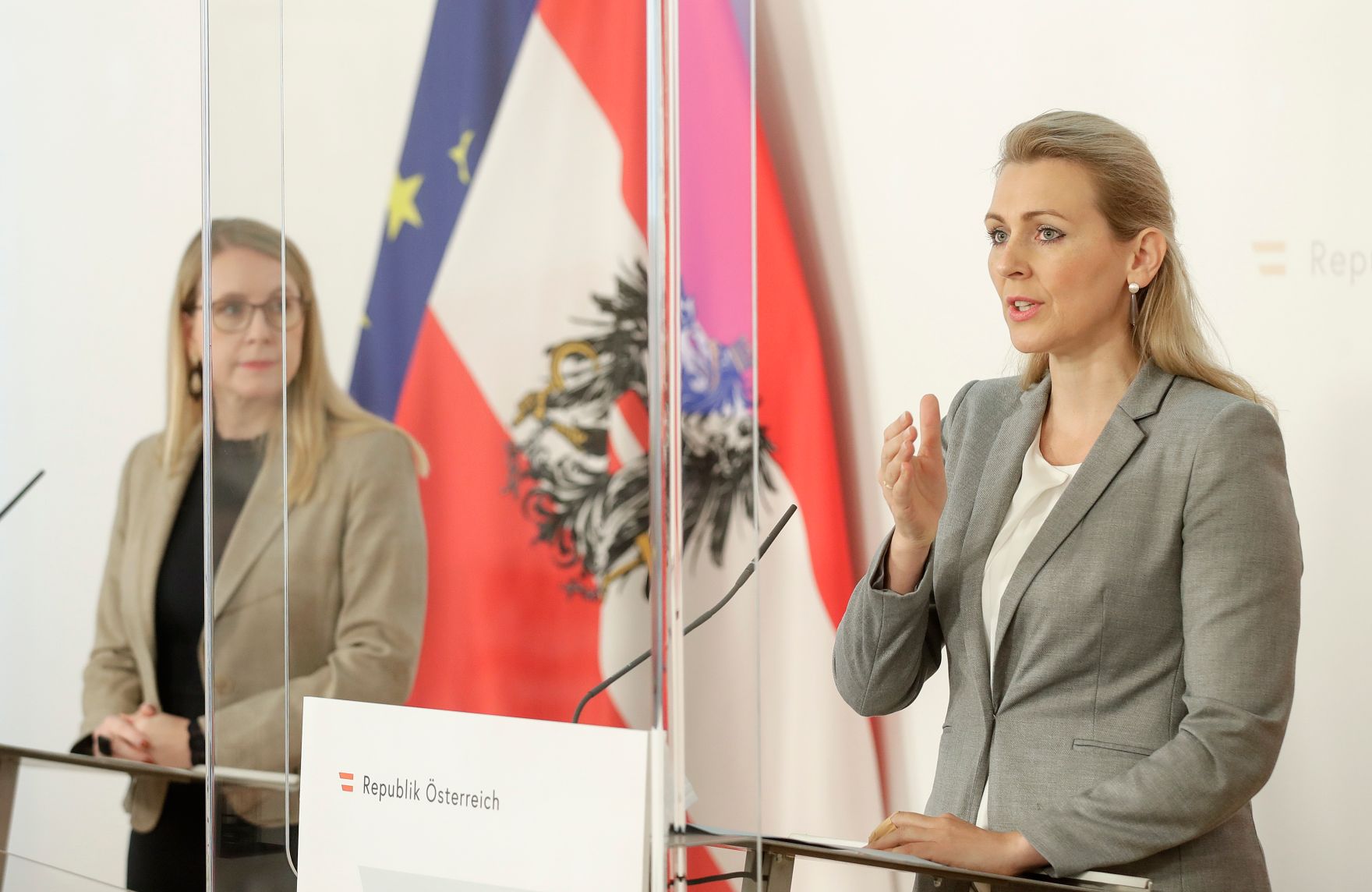 Am 17. November 2020 fand ein Pressestatement zu den Ma&szlig;nahmen gegen die Krise im Bundeskanzleramt statt. Im Bild Bundesministerin Christine Aschbacher (r.) und Bundesministerin Margarete Schramb&ouml;ck (l.).