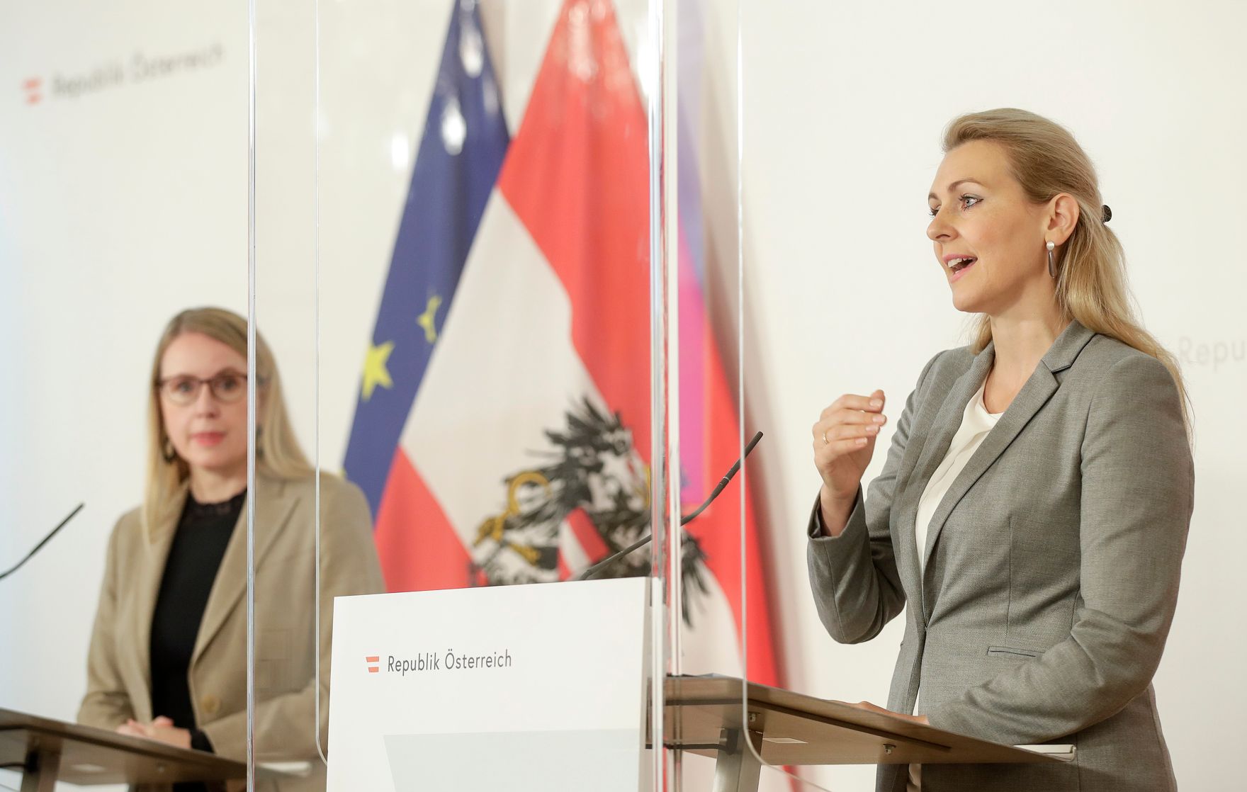 Am 17. November 2020 fand ein Pressestatement zu den Ma&szlig;nahmen gegen die Krise im Bundeskanzleramt statt. Im Bild Bundesministerin Christine Aschbacher (r.) und Bundesministerin Margarete Schramb&ouml;ck (l.).