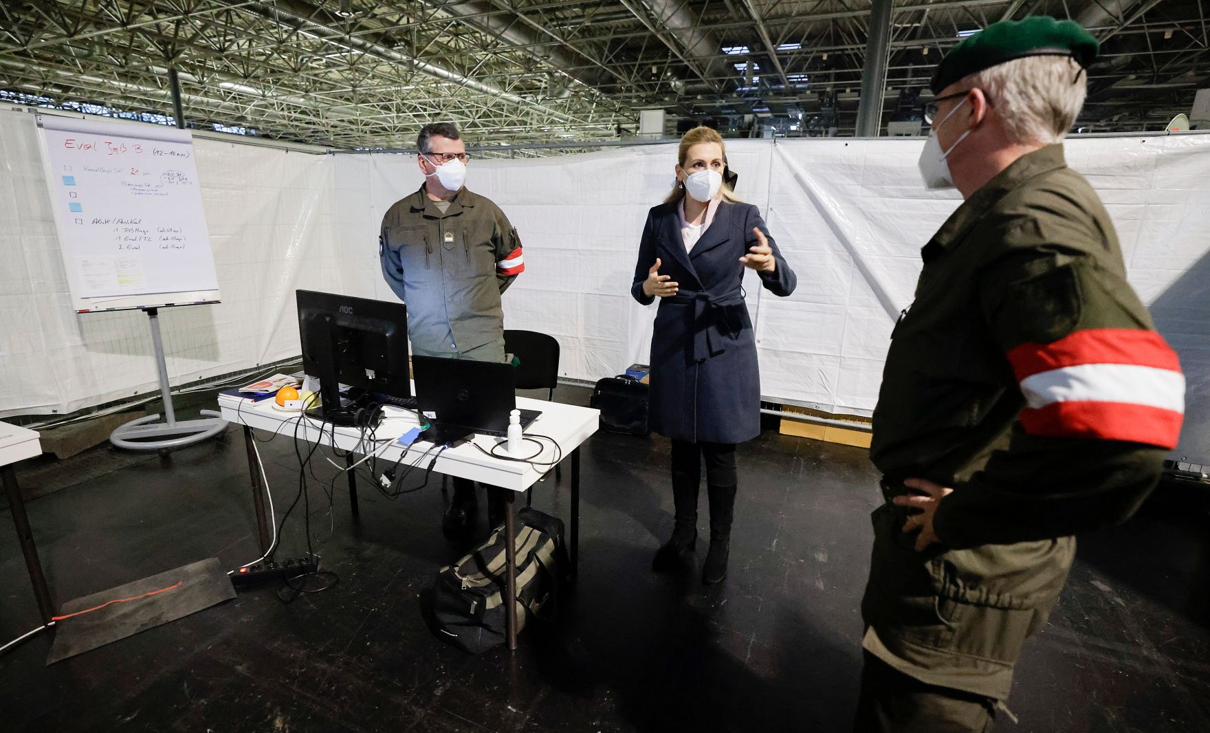 Am 10. Dezember 2020 besuchte Bundesministerin Christine Aschbacher (m.) die Corona Teststrasse Messe Wien.