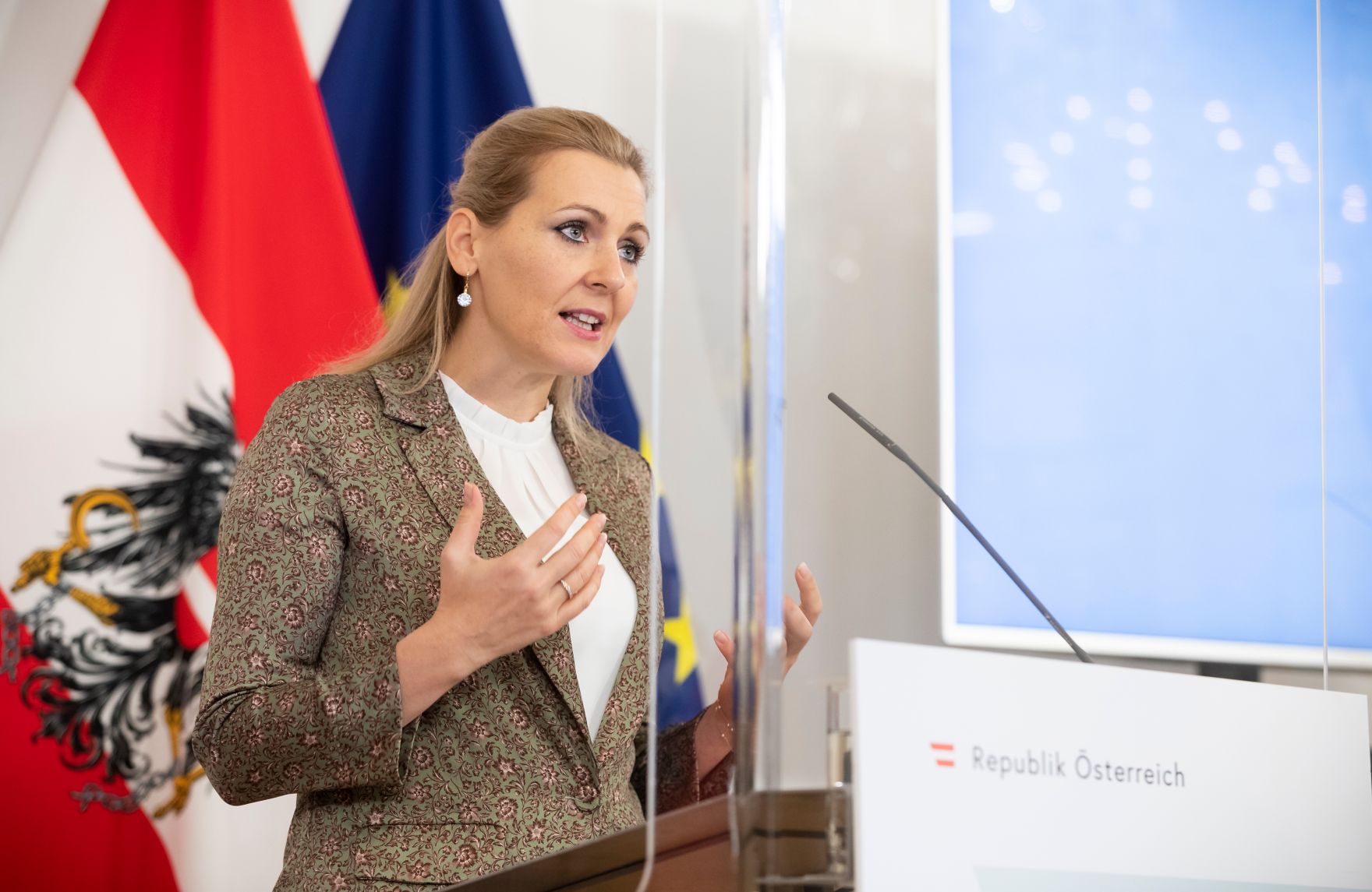 Am 22. Dezember 2020 fand ein Pressestatement zu den Ma&szlig;nahmen gegen die Krise im Bundeskanzleramt statt. Im Bild Bundesministerin Christine Aschbacher.