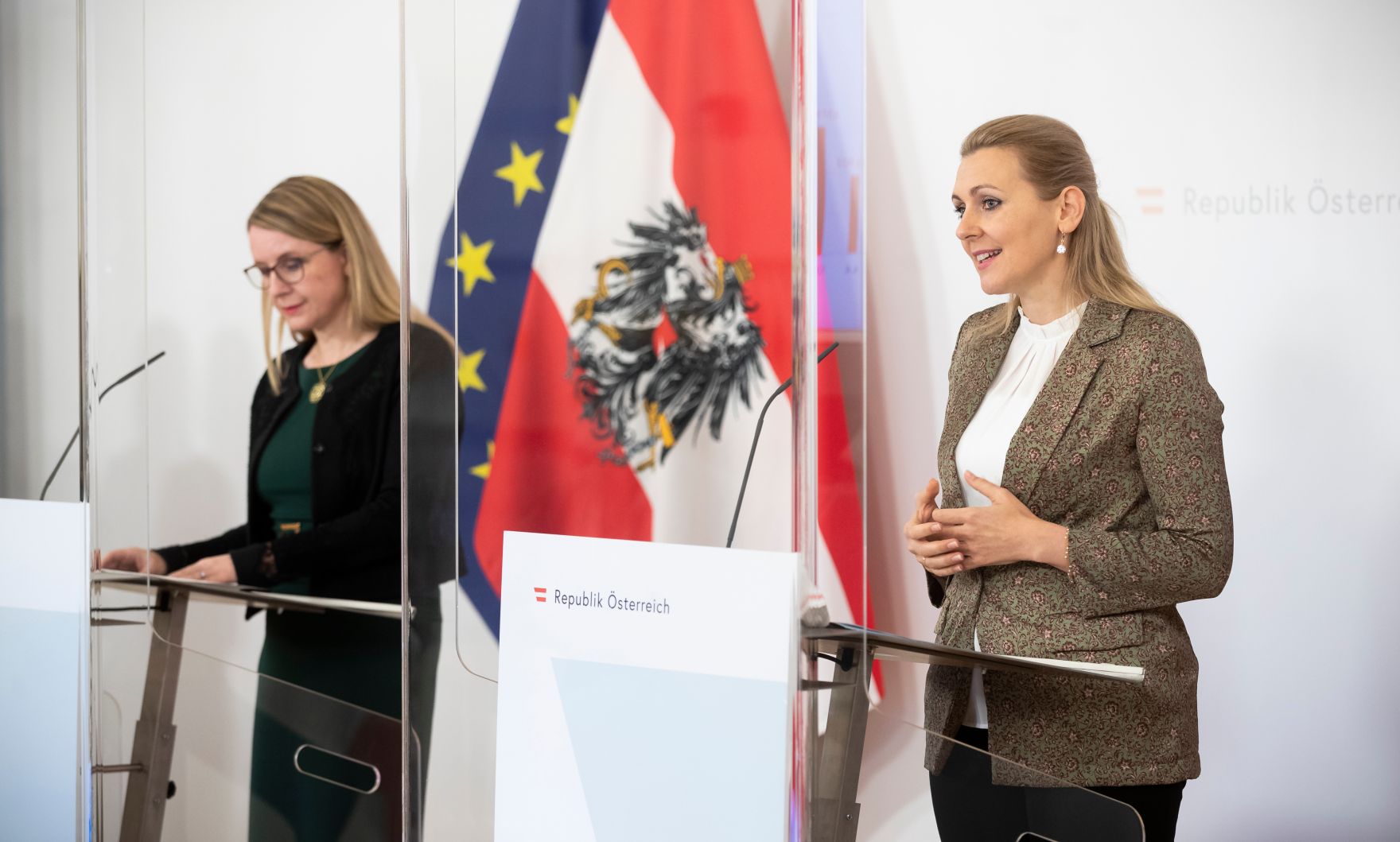 Am 22. Dezember 2020 fand ein Pressestatement zu den Ma&szlig;nahmen gegen die Krise im Bundeskanzleramt statt. Im Bild Bundesministerin Christine Aschbacher (r.) und Bundesministerin Margarete Schramb&ouml;ck (l.).