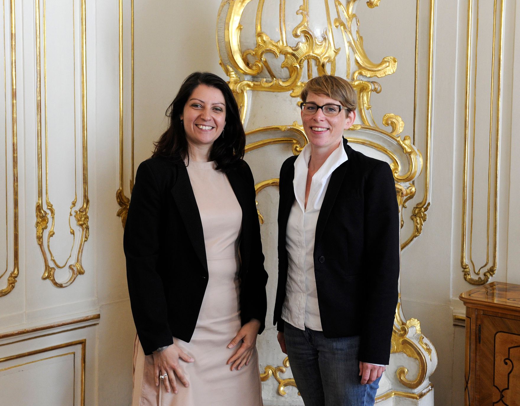 Am 15. Juni empfing Staatssekret&auml;rin Muna Duzdar (l.) Eva-Maria Kirschsieper (r.), Head of Public Policy bei Facebook in ihrem B&uuml;ro.