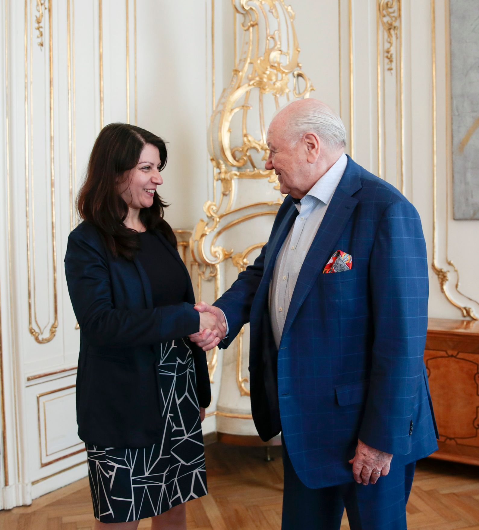 Am 21. Juni 2016 empfing Staatssekret&auml;rin Muna Duzdar (l.) den Pr&auml;sidenten des Pensionistenverbands &Ouml;sterreich Karl Blecha (r.) zu einem Gespr&auml;ch.